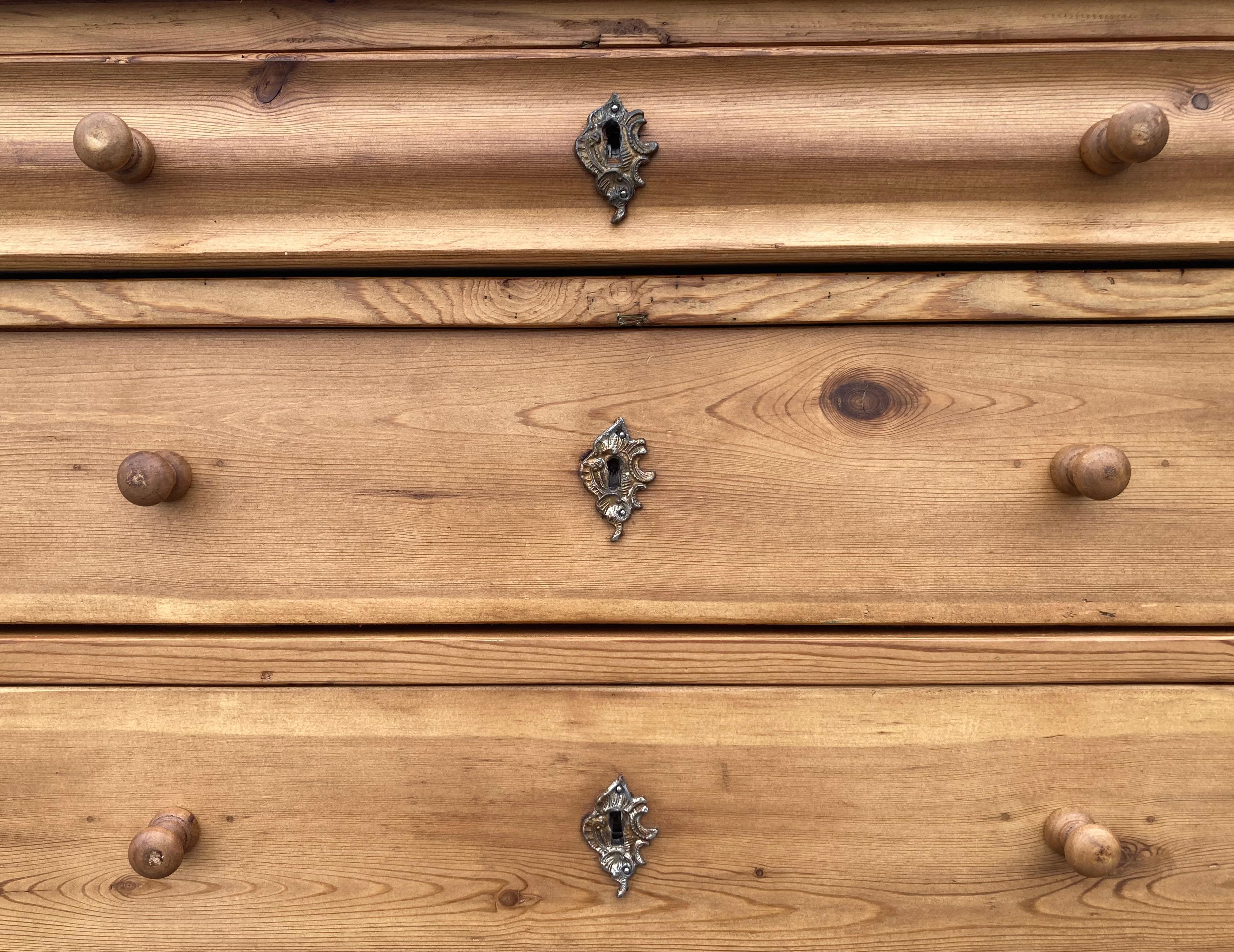 Cassettone in pino con quattro cassetti in vendita 6