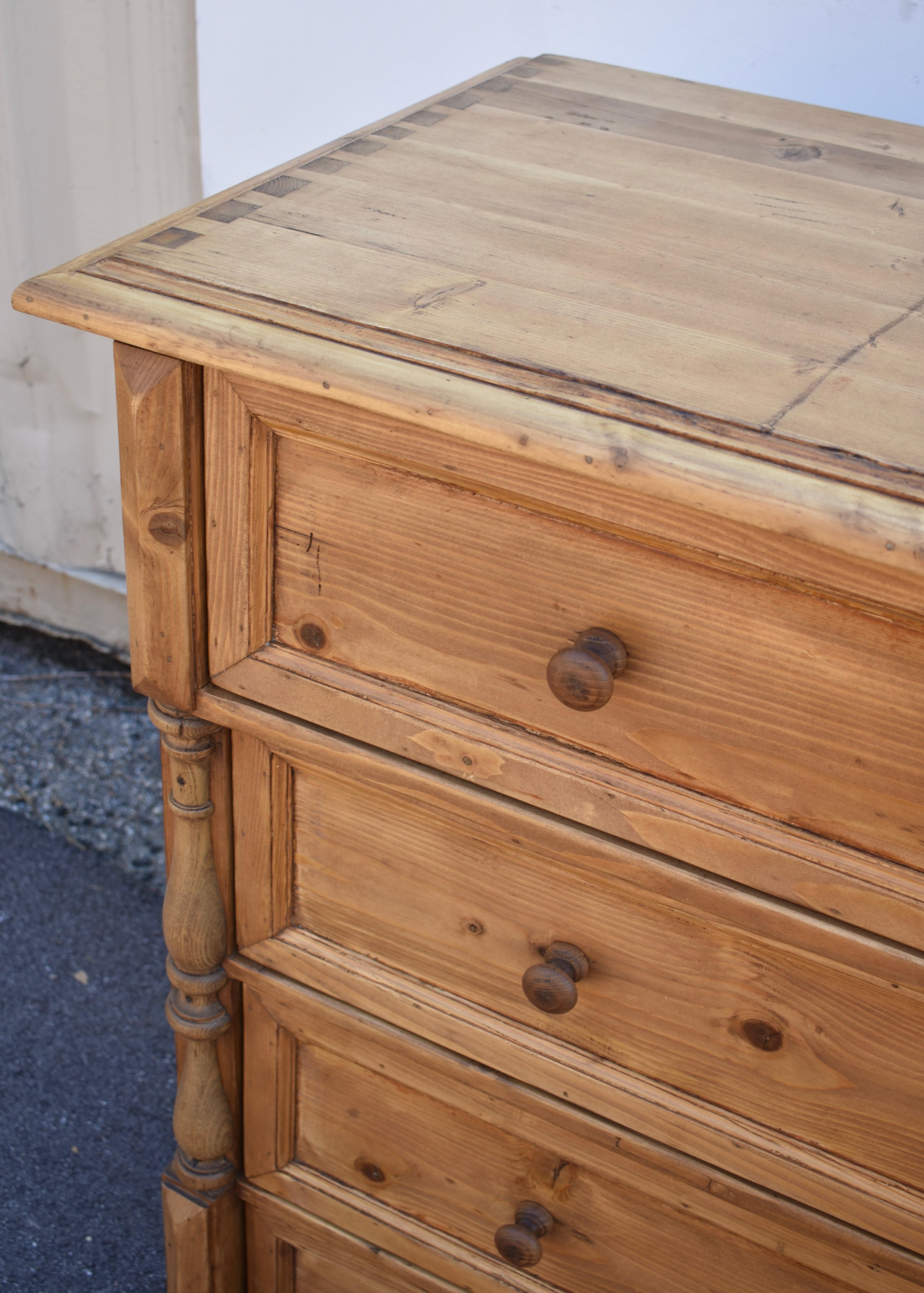 Cassettone in pino con quattro cassetti in vendita 7
