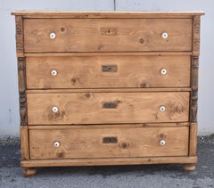 Cómoda de cuatro cajones de pino