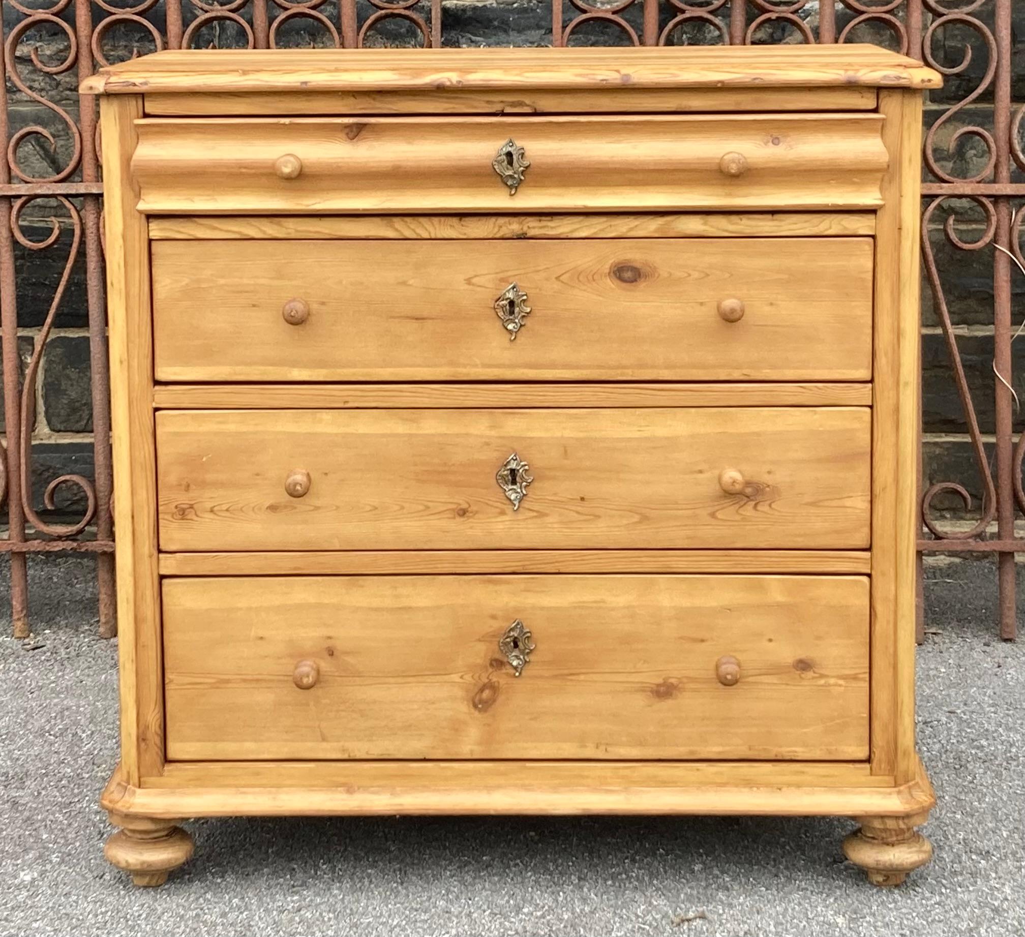  Una modanatura bullnose applicata crea un bordo a gradini per il piano di questa bellissima cassettiera con quattro cassetti a coda di rondine tagliati a mano.  Gli angoli anteriori superiori sono smussati, così come gli angoli anteriori della