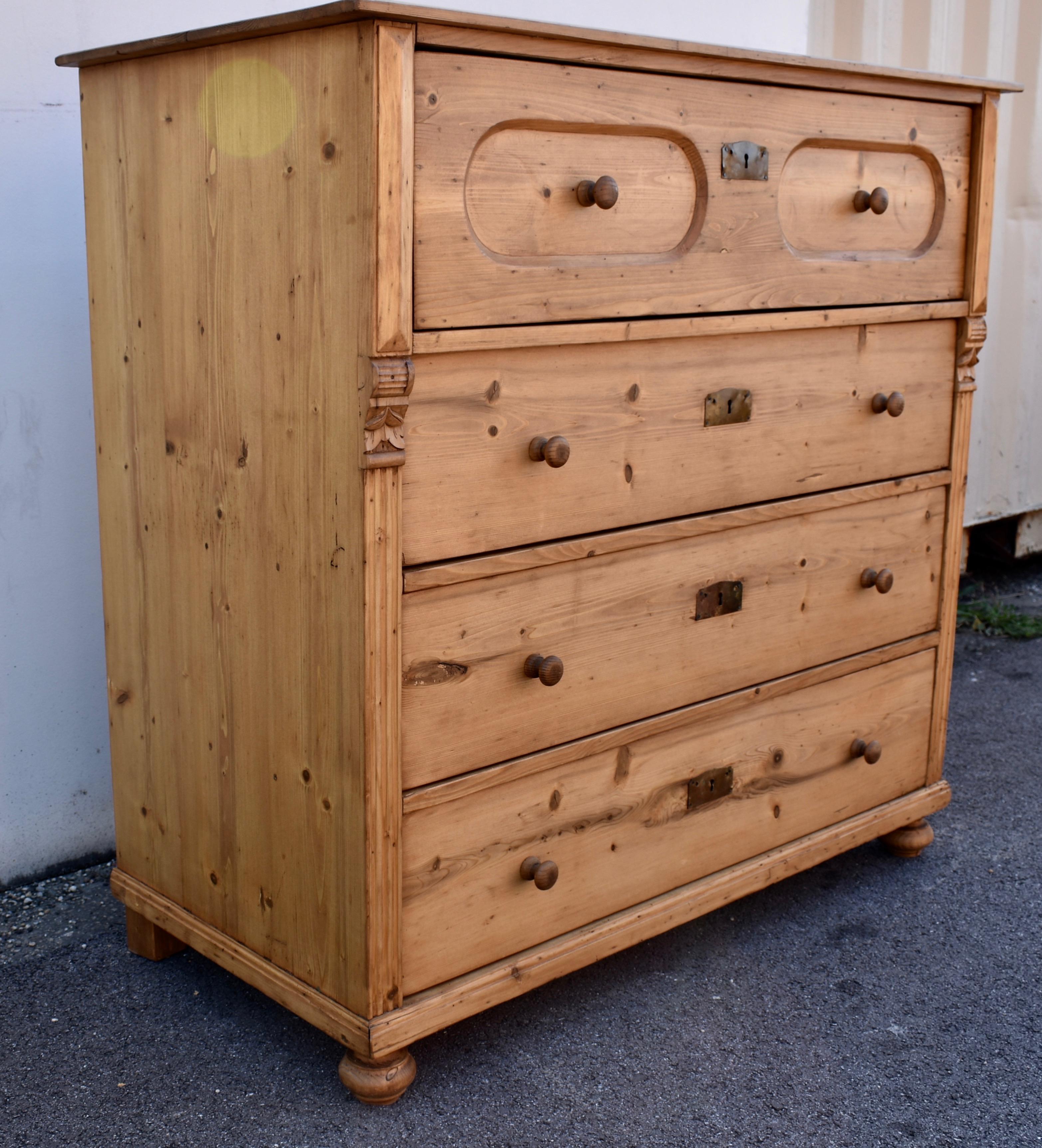 Country Cassettone in pino con quattro cassetti in vendita