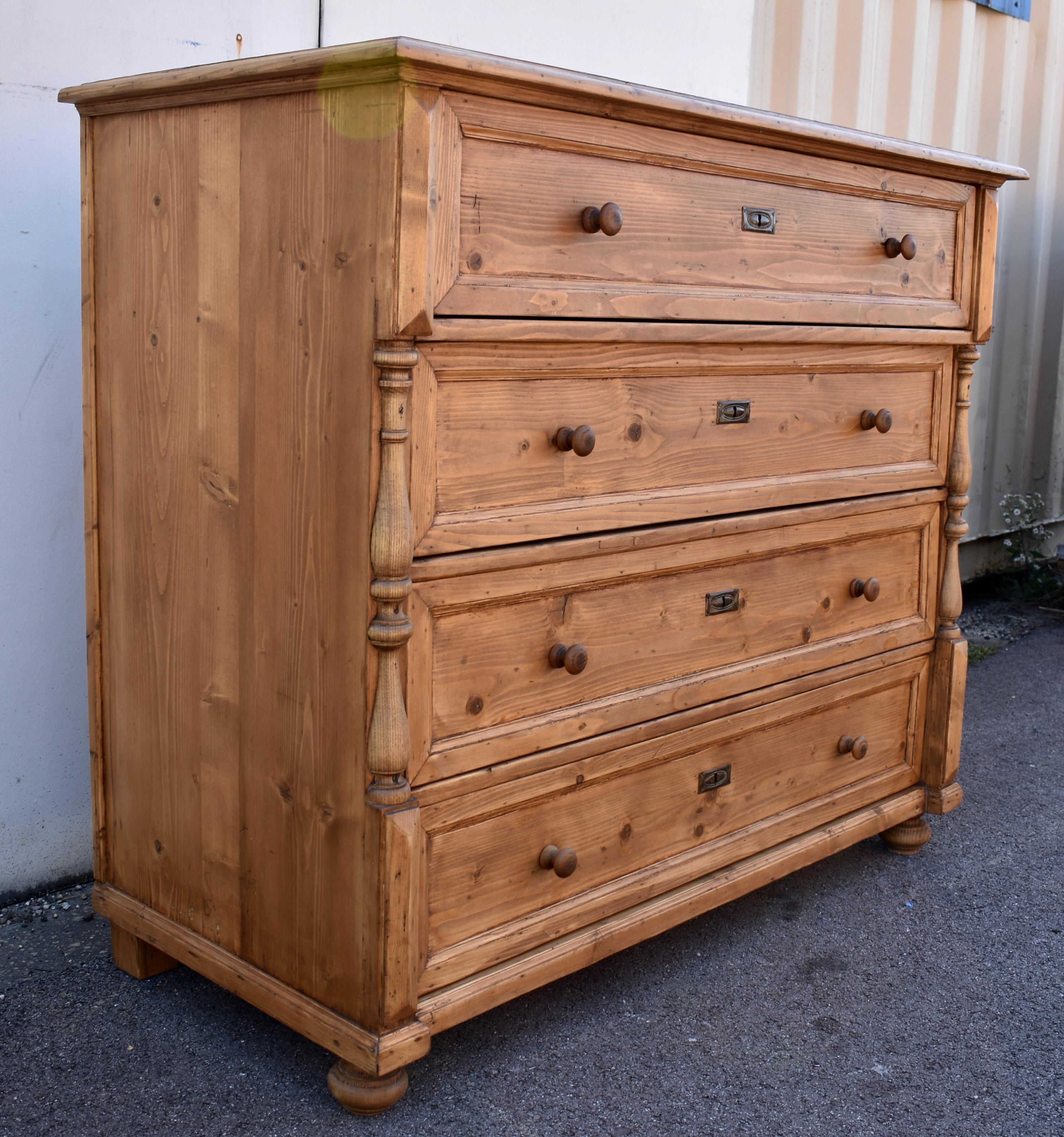 Country Cassettone in pino con quattro cassetti in vendita