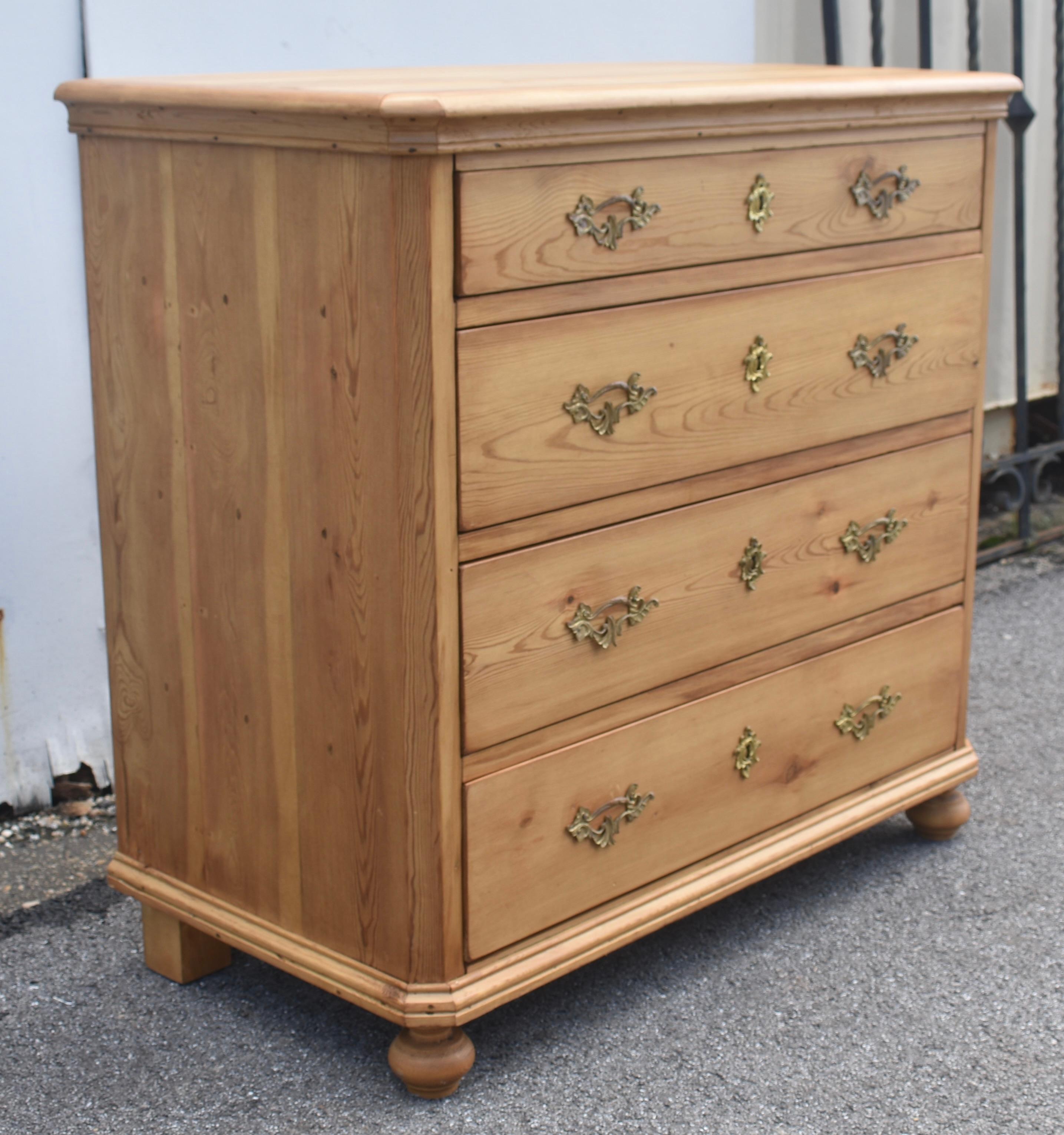 Country Cassettone in pino con quattro cassetti in vendita