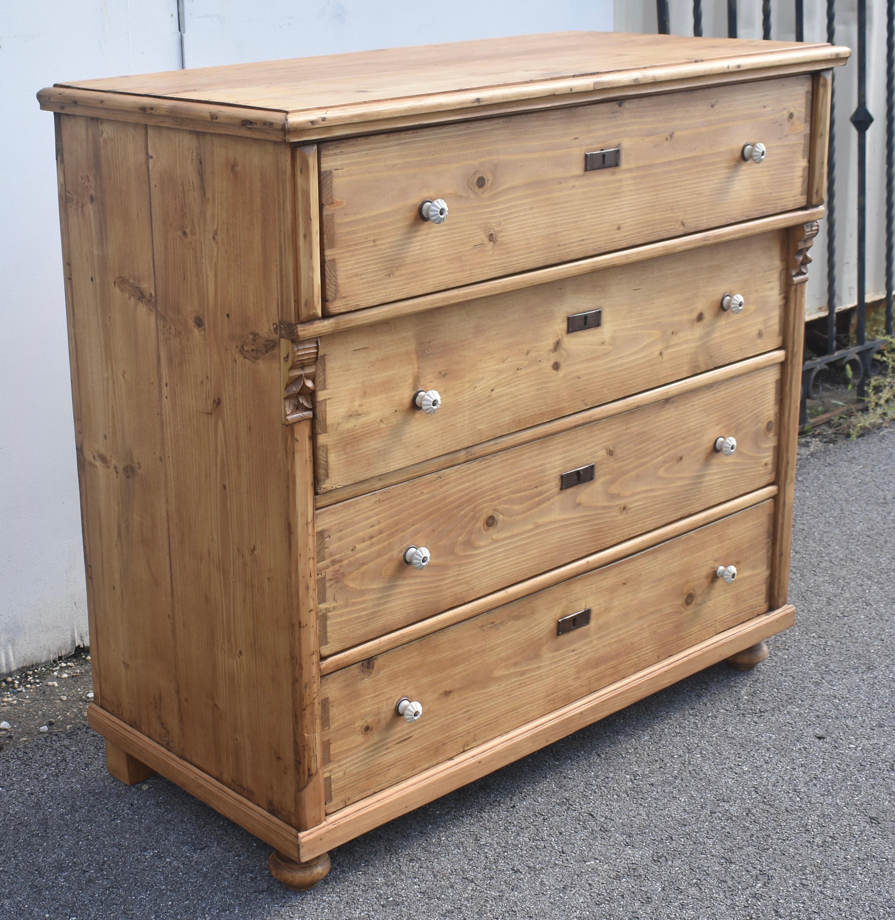Country Cassettone in pino con quattro cassetti in vendita
