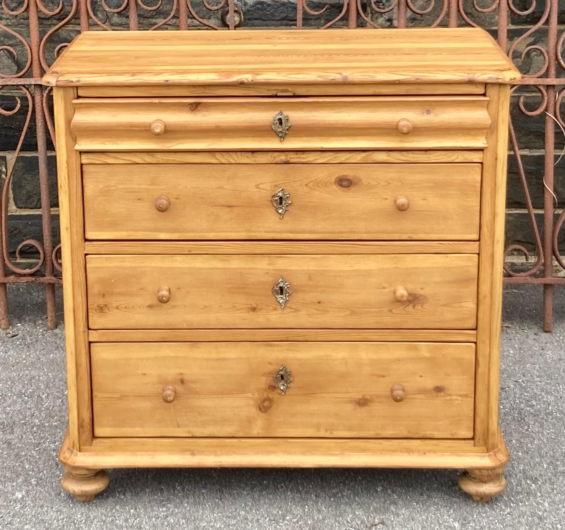 Luigi Filippo Cassettone in pino con quattro cassetti in vendita