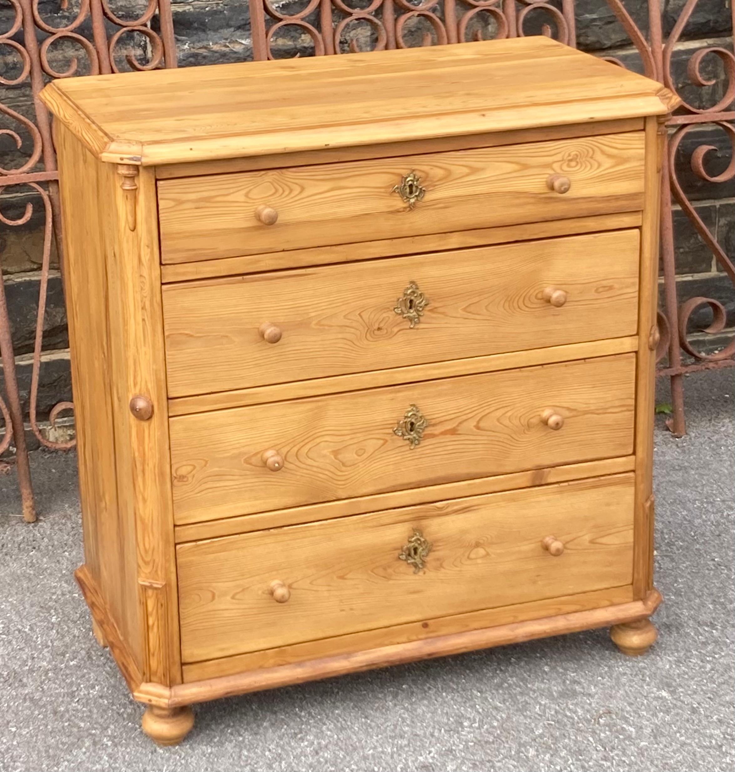 Francese Cassettone in pino con quattro cassetti in vendita