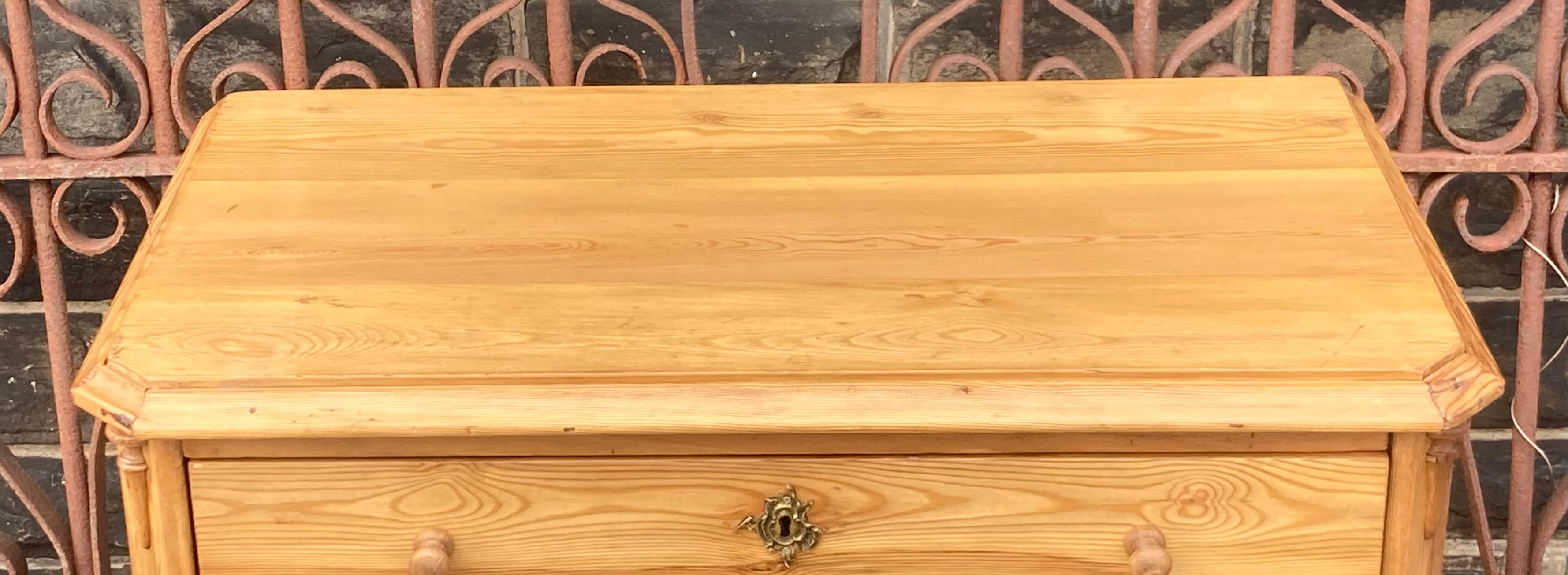 Lucidato Cassettone in pino con quattro cassetti in vendita