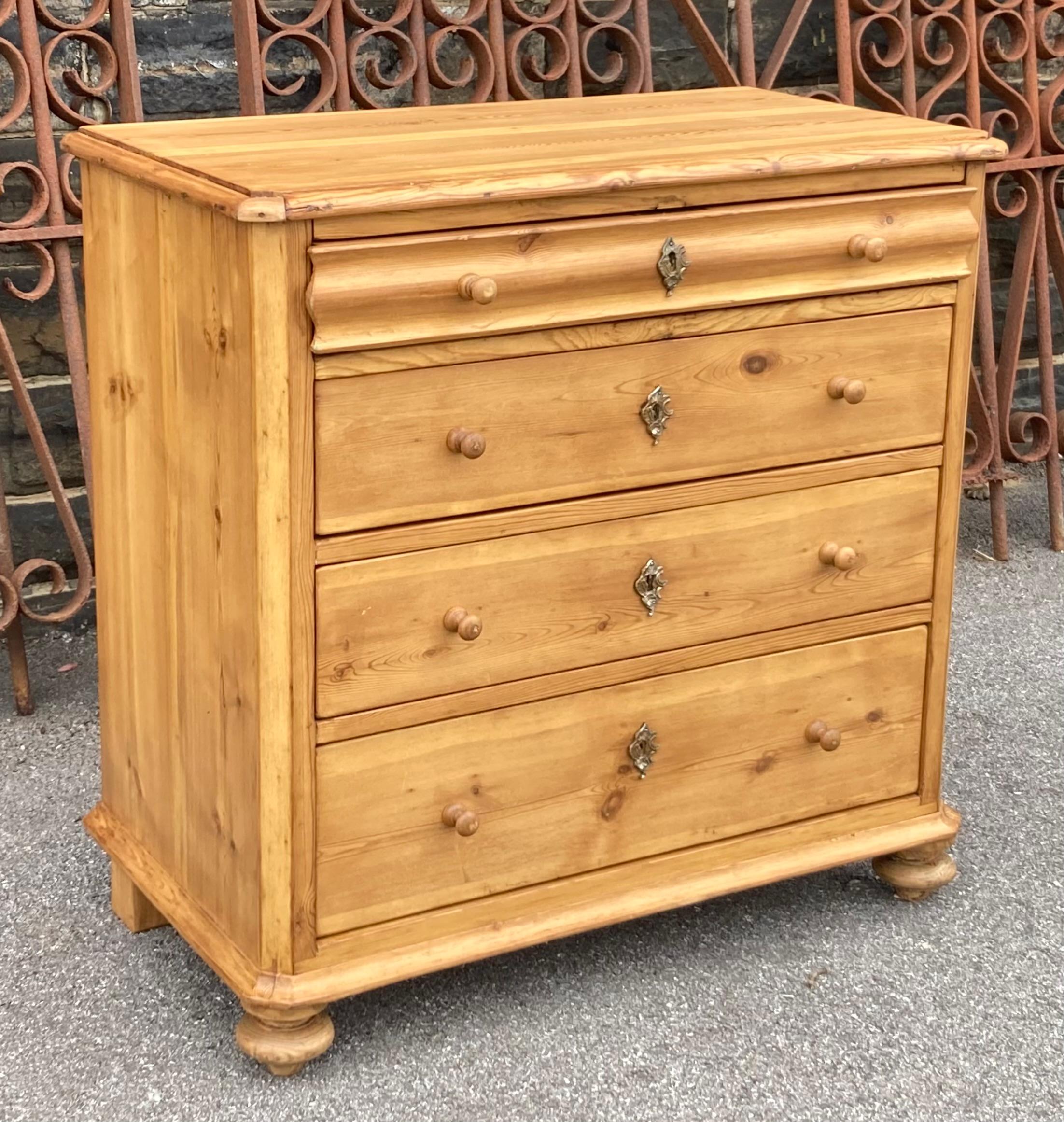 Lucidato Cassettone in pino con quattro cassetti in vendita