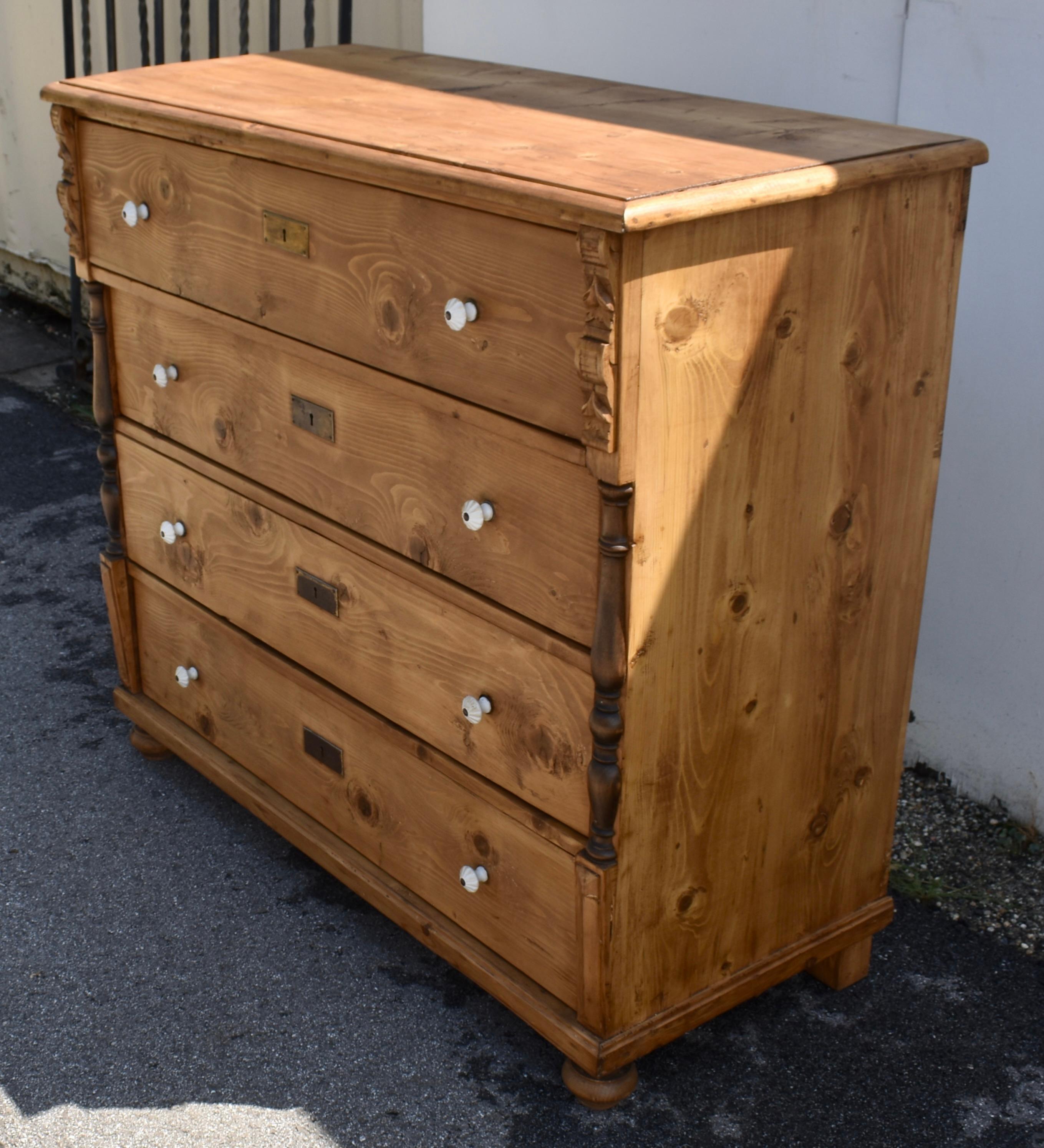 Pine Chest of Four Drawers In Good Condition For Sale In Baltimore, MD