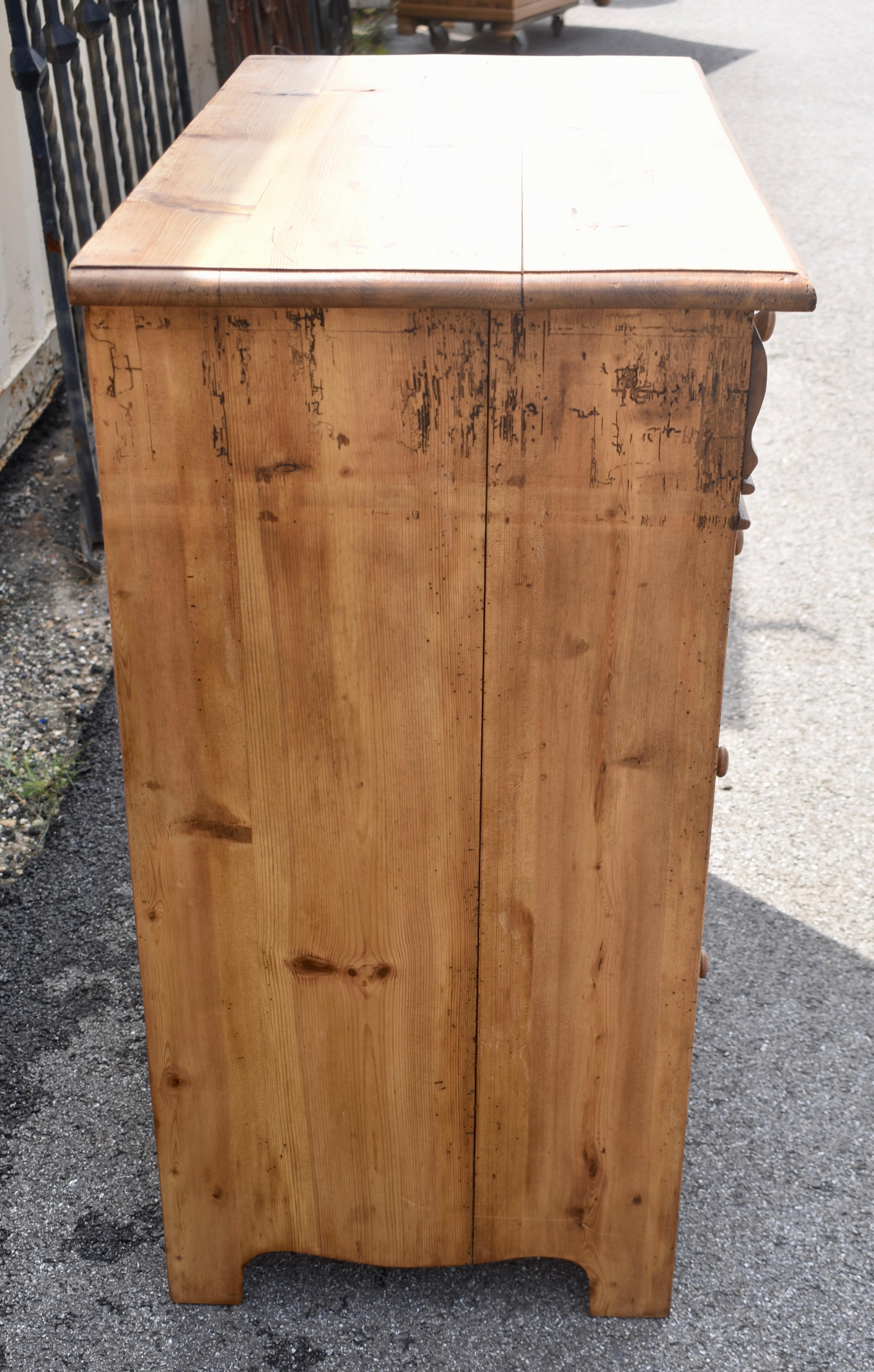 Pine Chest of Four Drawers In Good Condition For Sale In Baltimore, MD