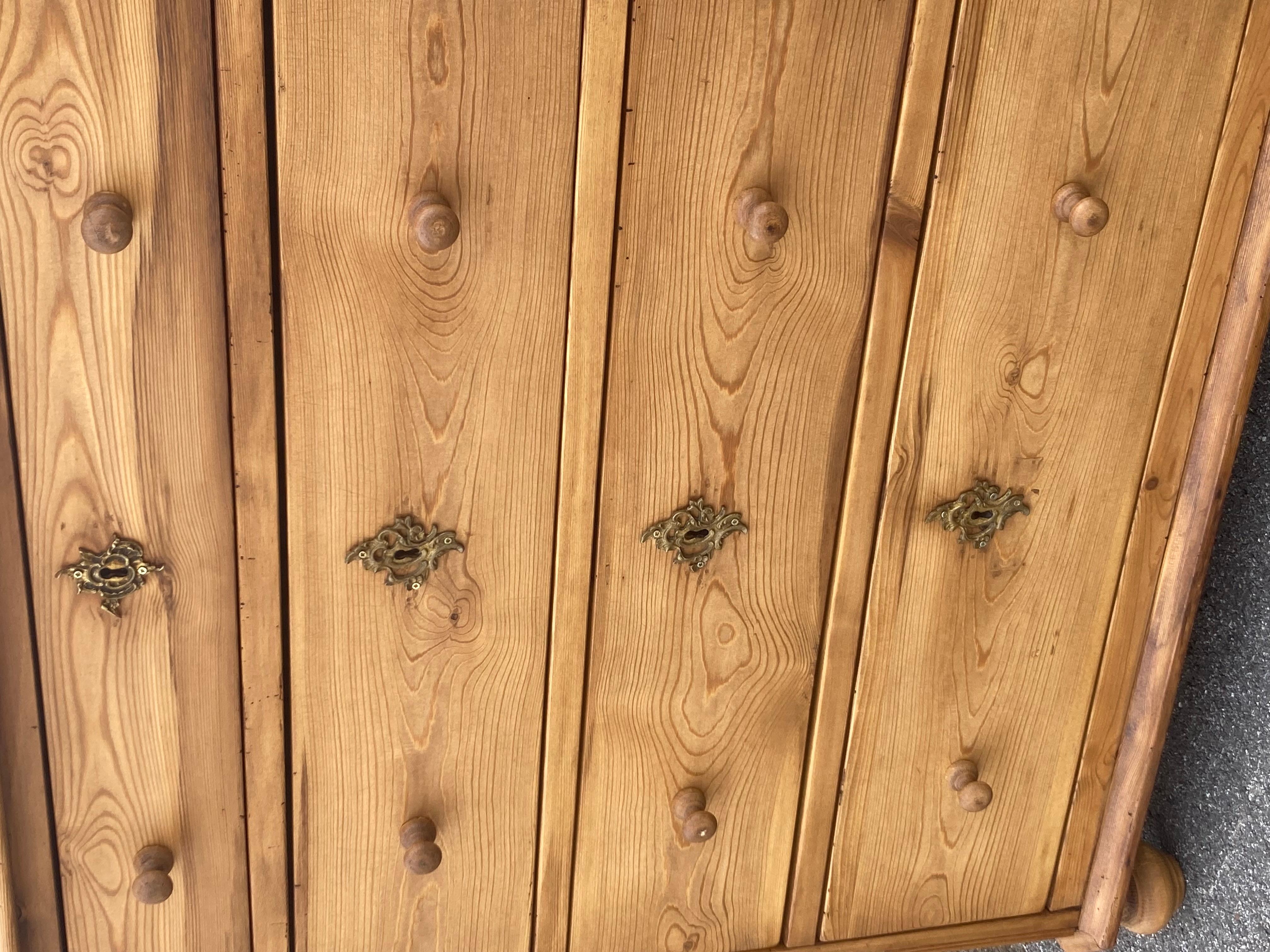 Cassettone in pino con quattro cassetti In condizioni buone in vendita a Baltimore, MD