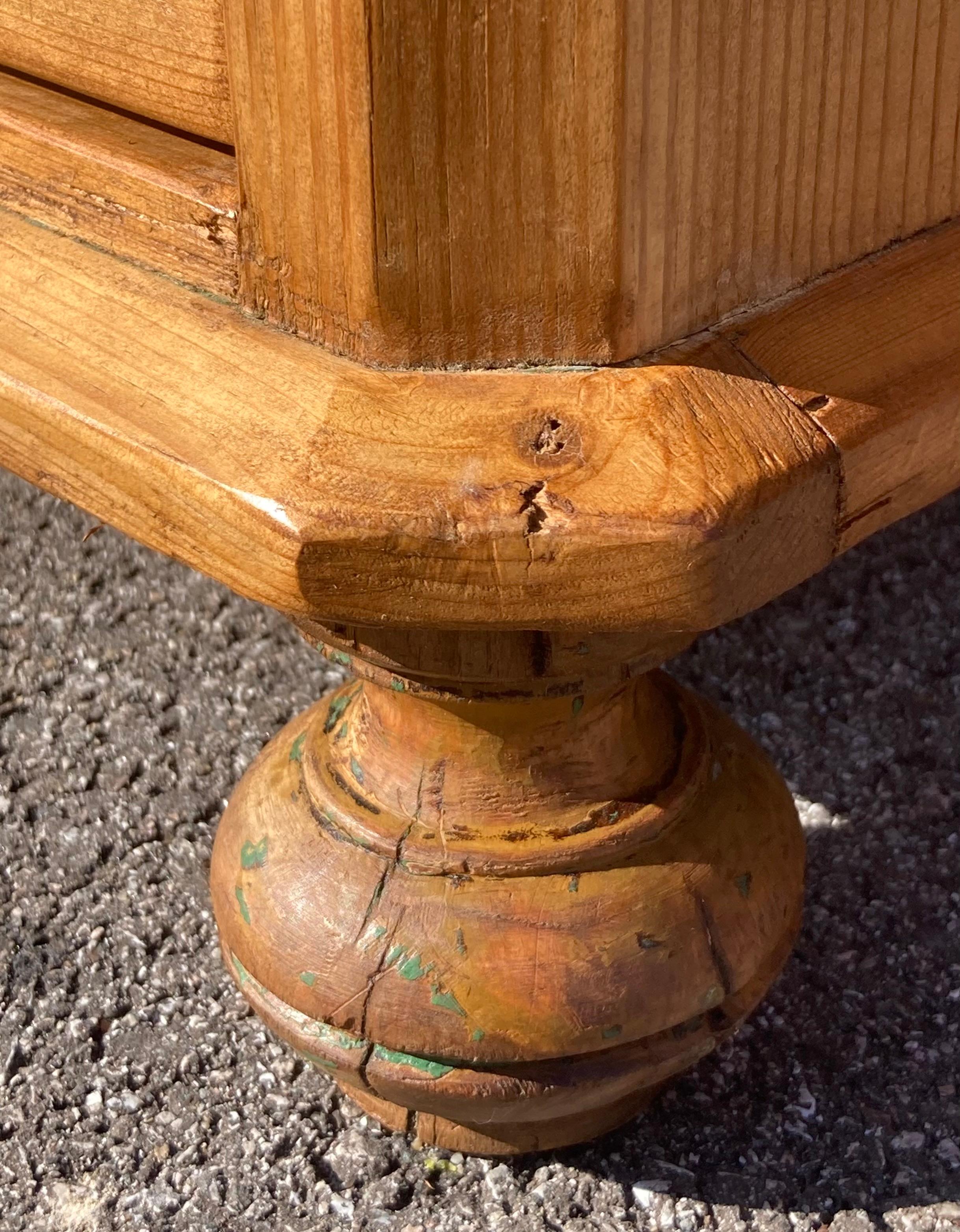 Pine Chest of Four Drawers In Good Condition For Sale In Baltimore, MD