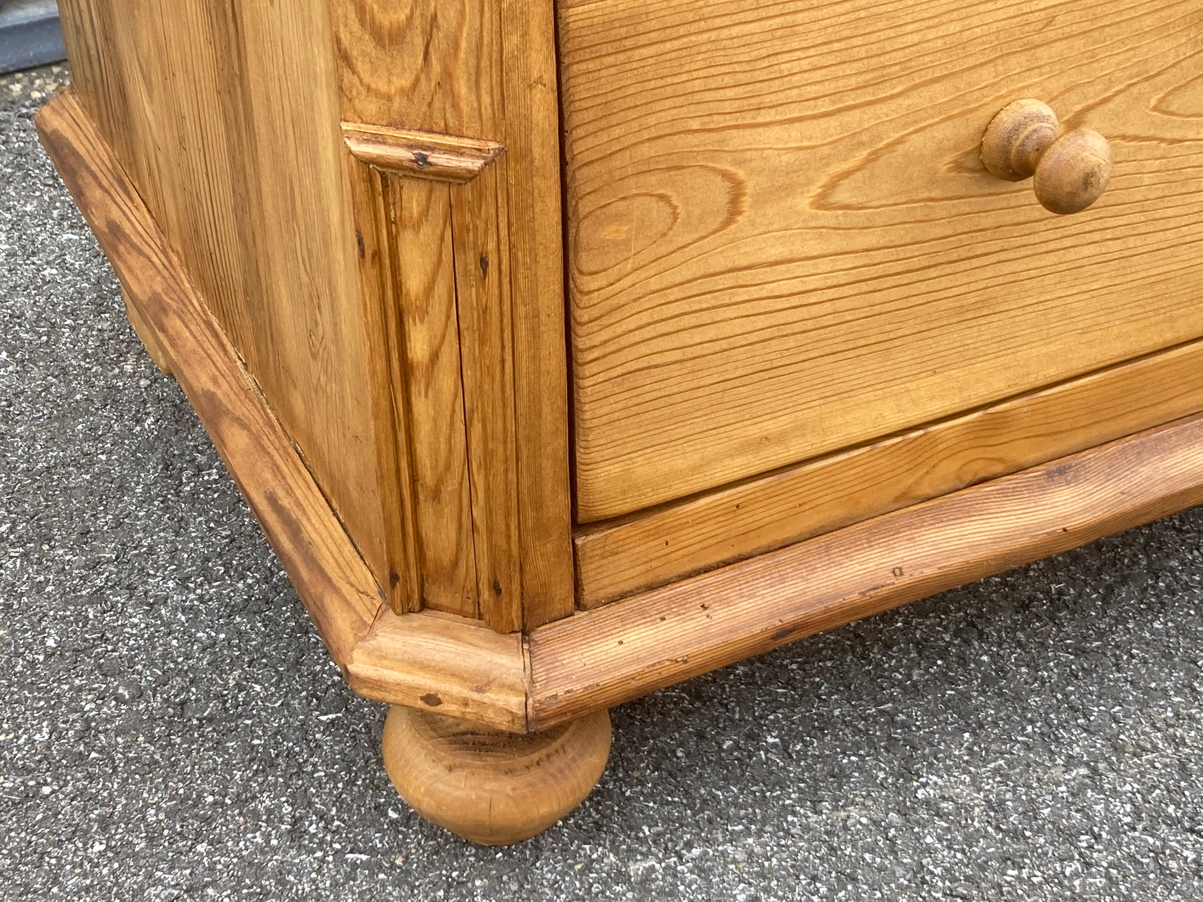 XX secolo Cassettone in pino con quattro cassetti in vendita