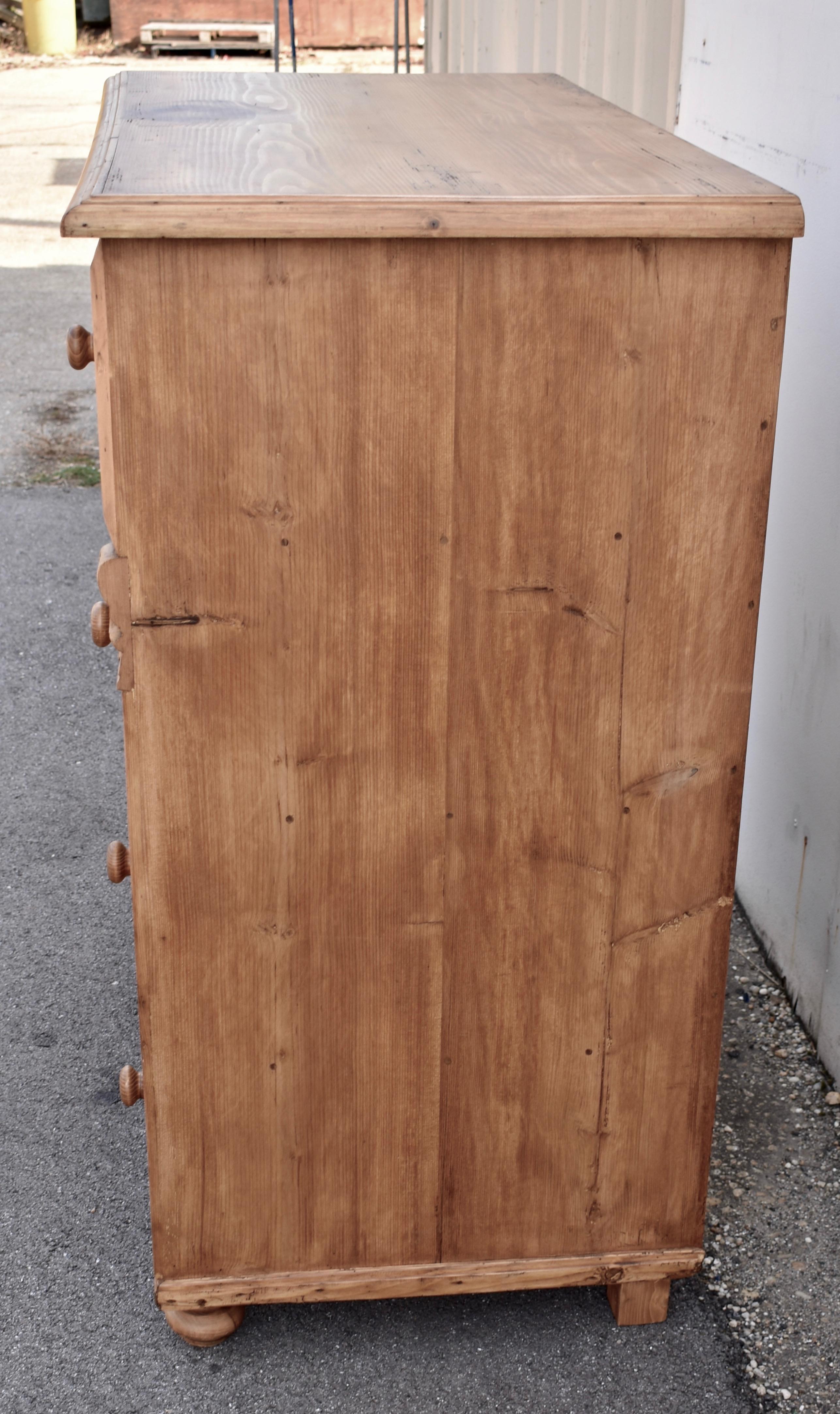 Pino Cassettone in pino con quattro cassetti in vendita