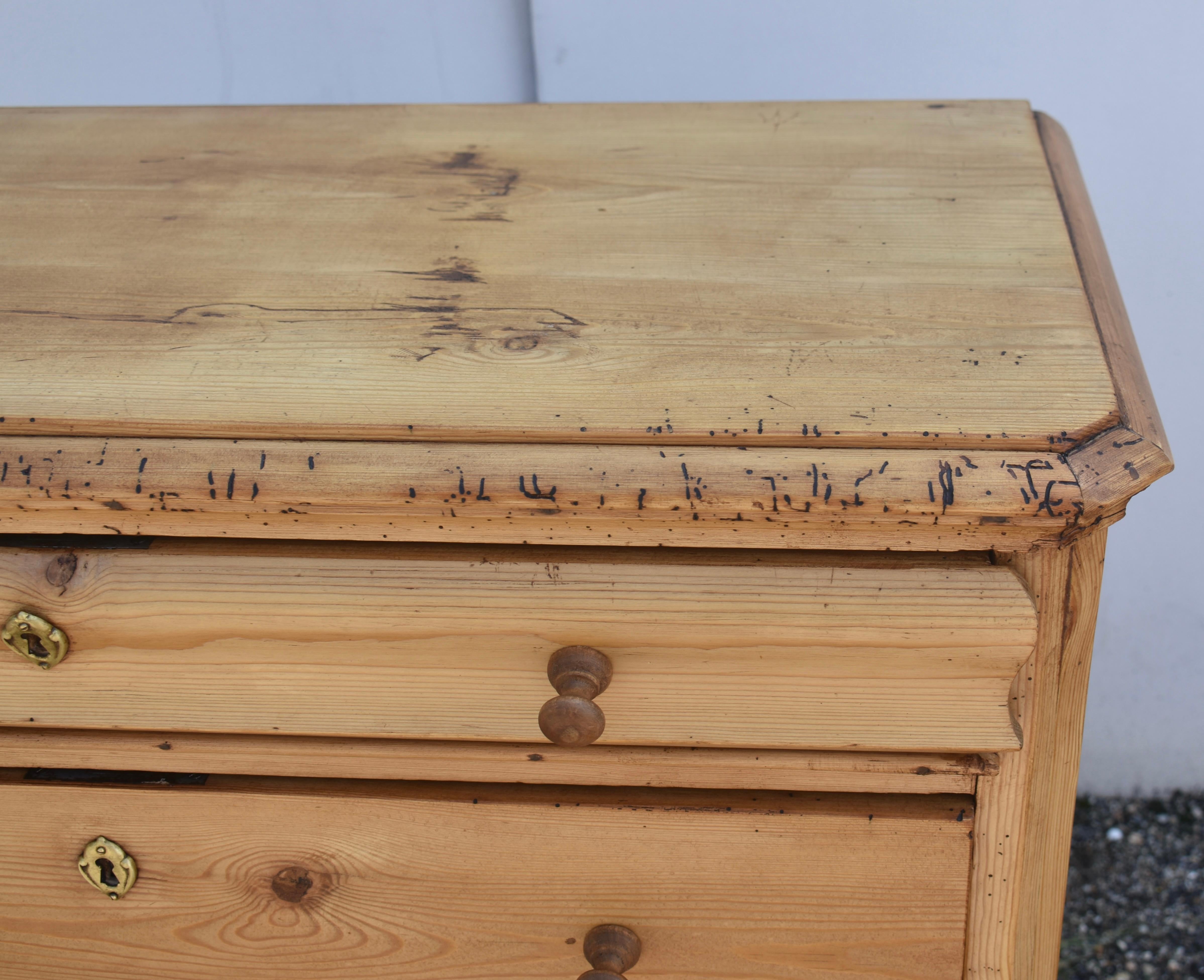 Pine Chest of Four Drawers For Sale 1