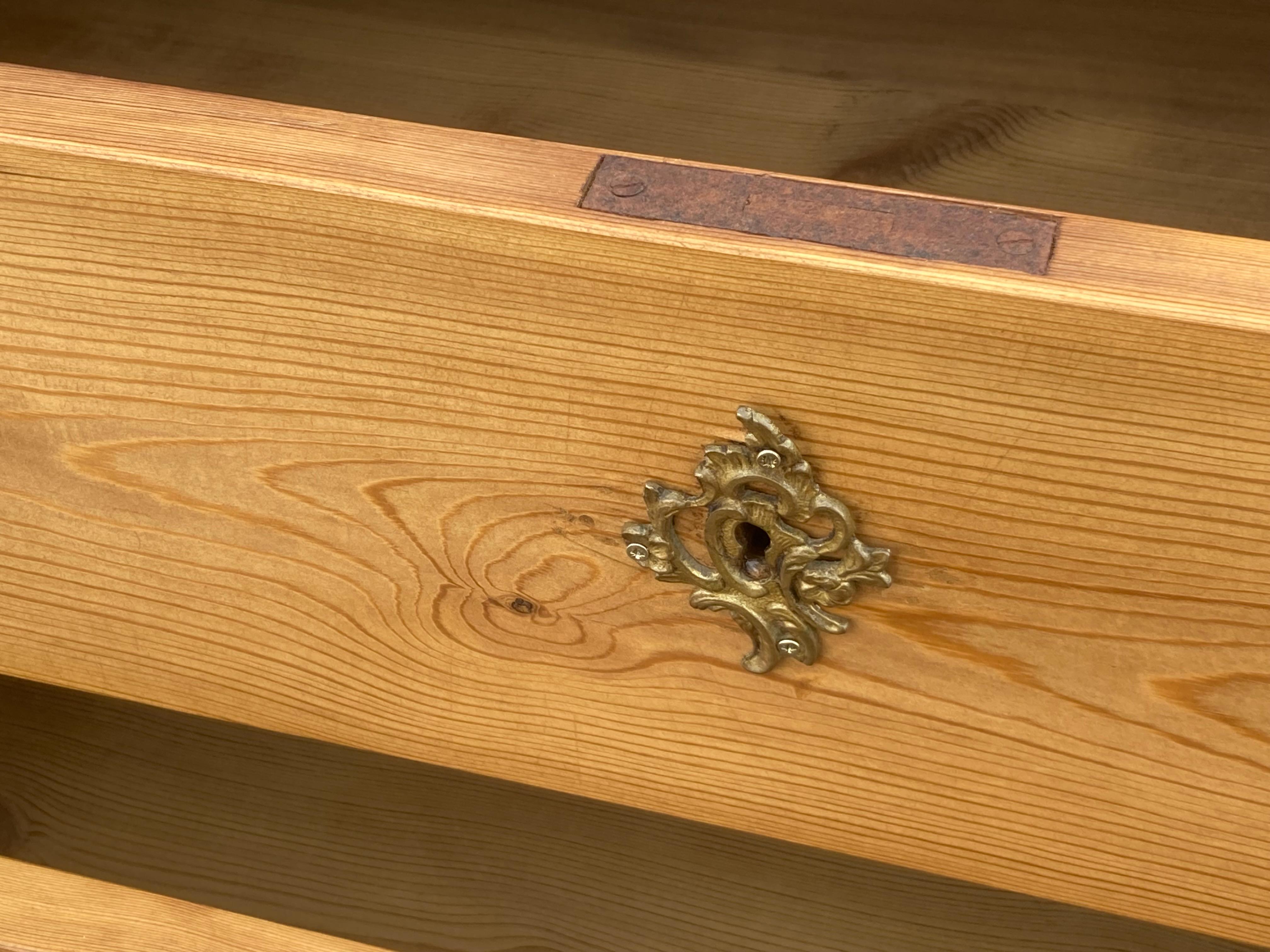 Pino Cassettone in pino con quattro cassetti in vendita