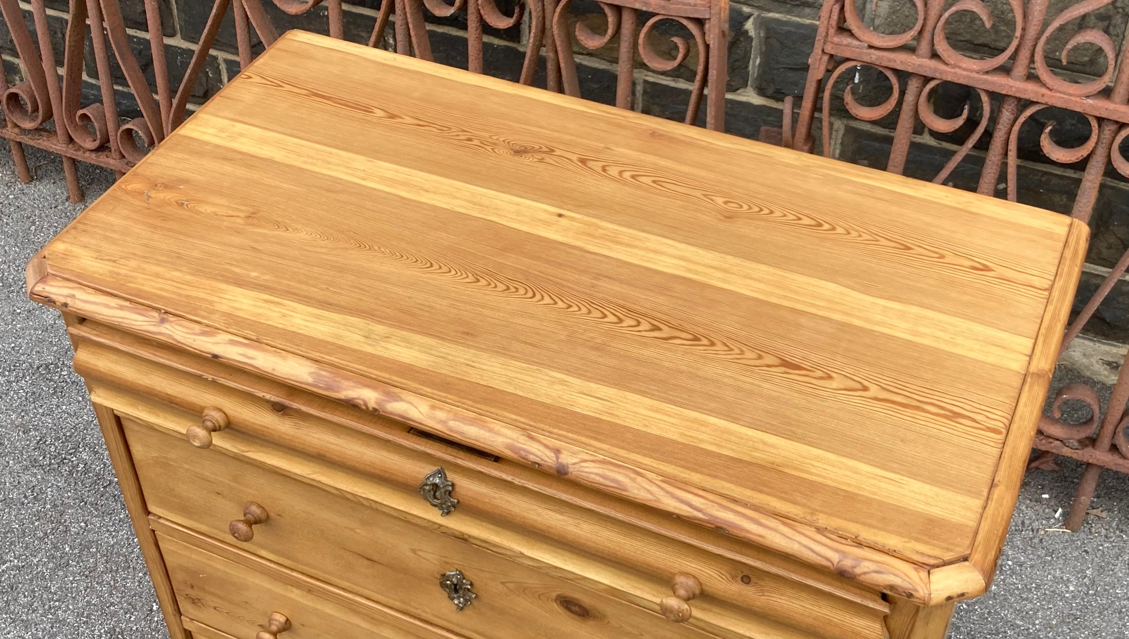 Pino Cassettone in pino con quattro cassetti in vendita