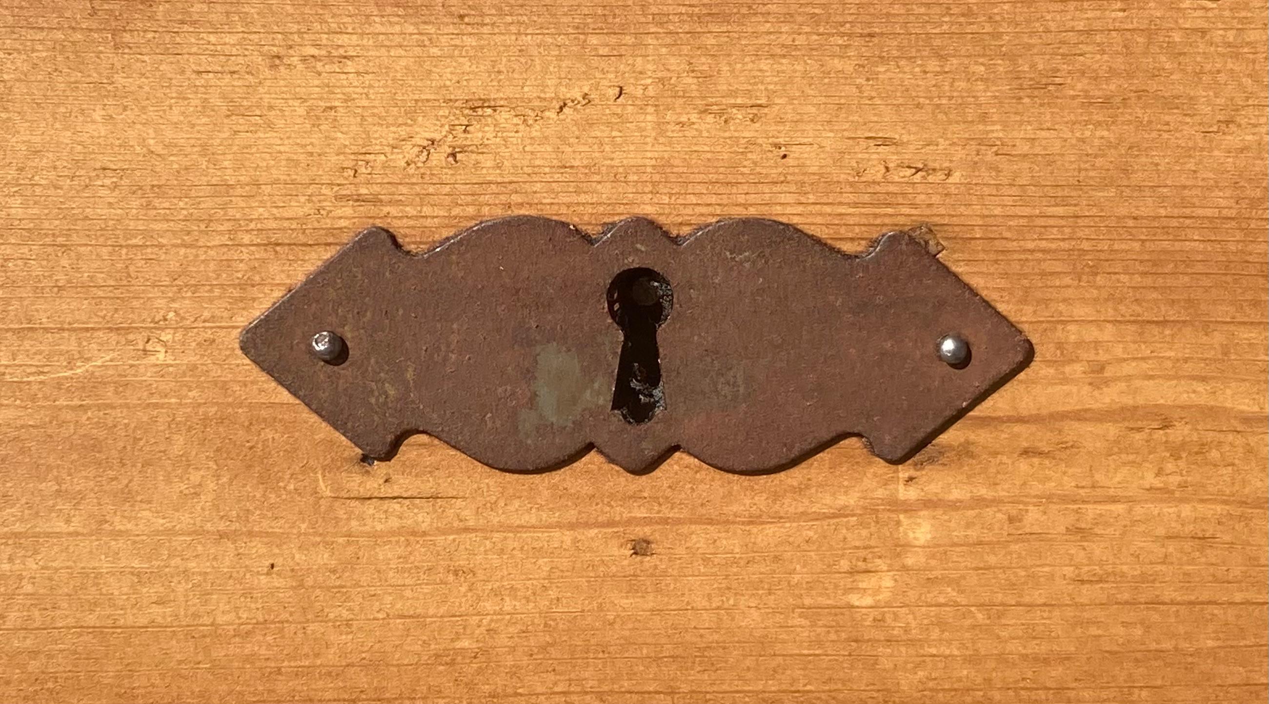 Pine Chest of Four Drawers For Sale 1