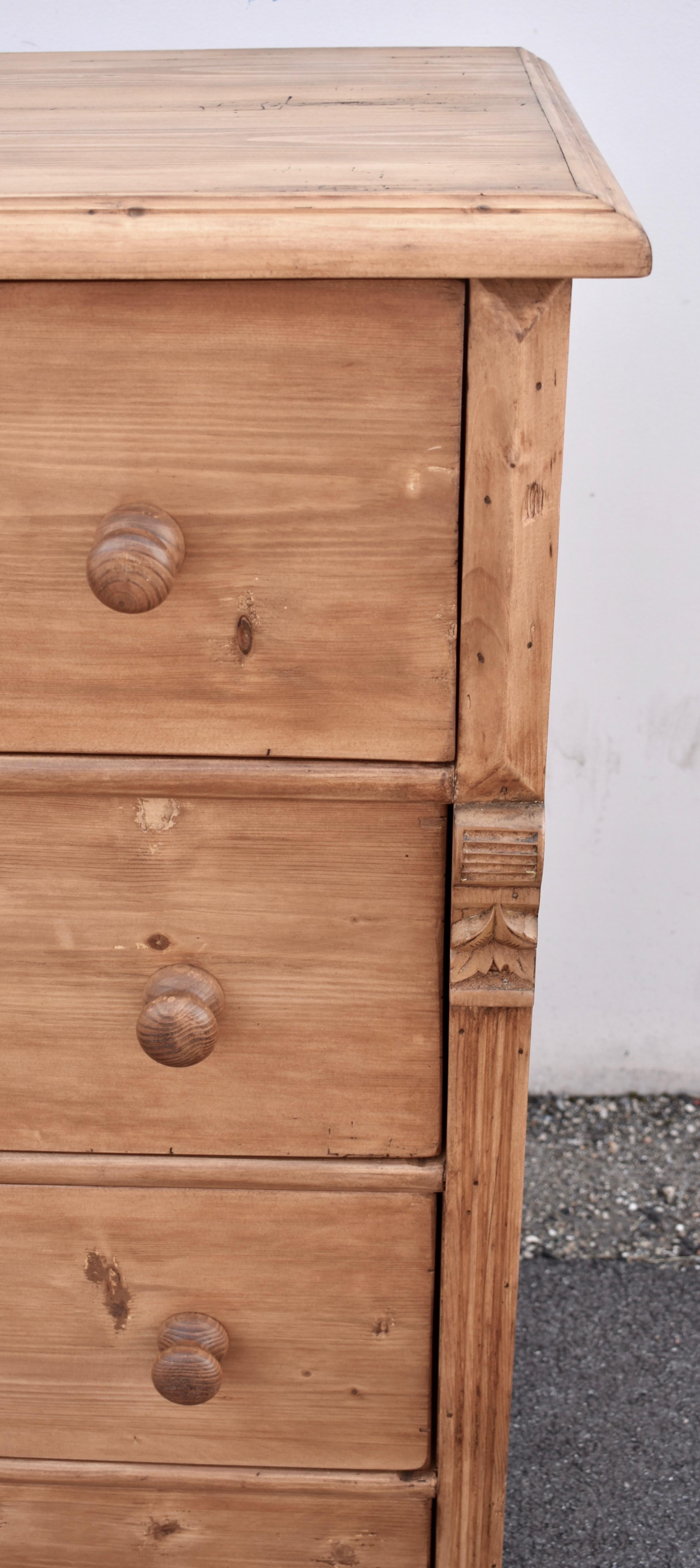 Cassettone in pino con quattro cassetti in vendita 1