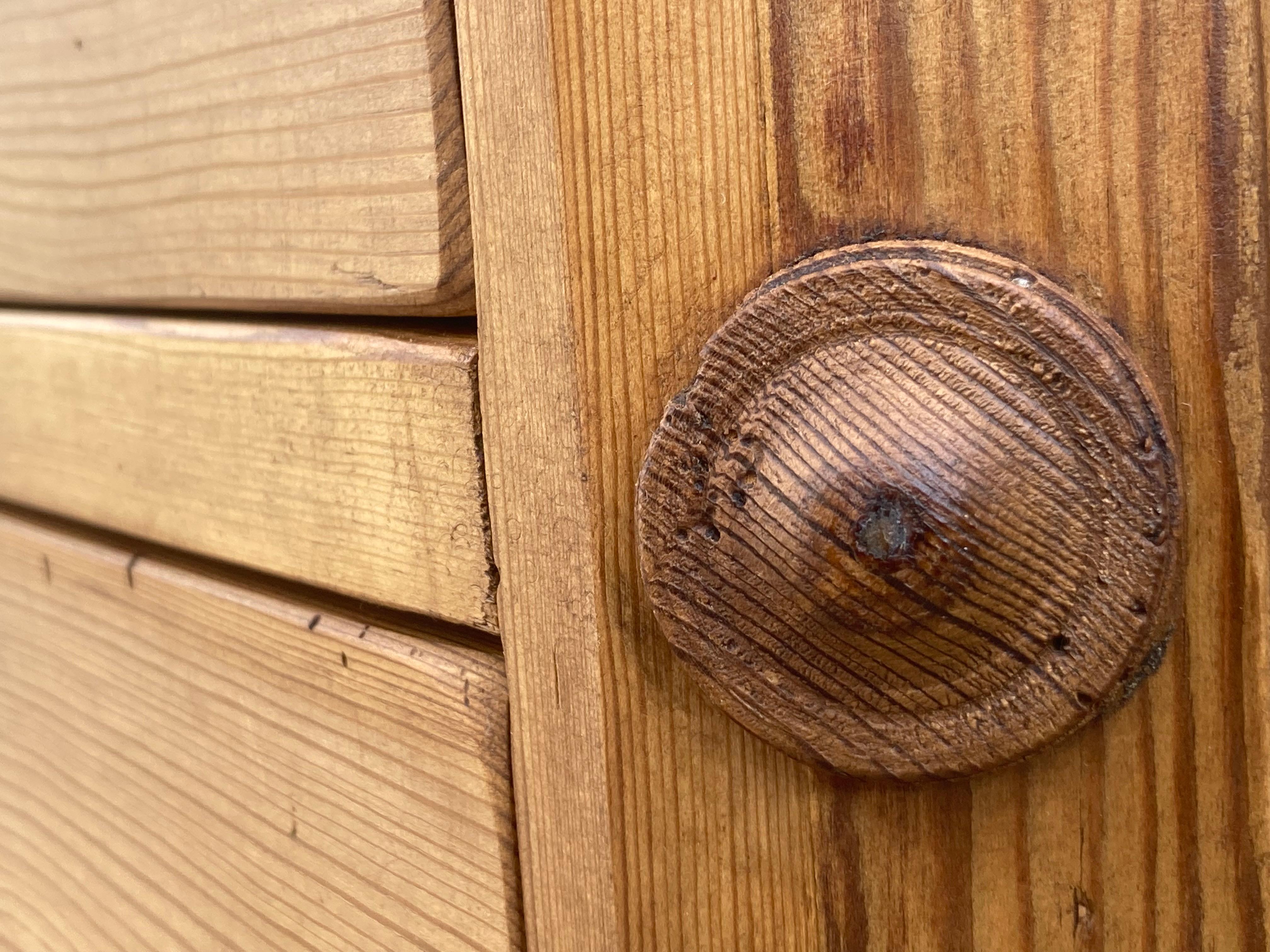 Cassettone in pino con quattro cassetti in vendita 1