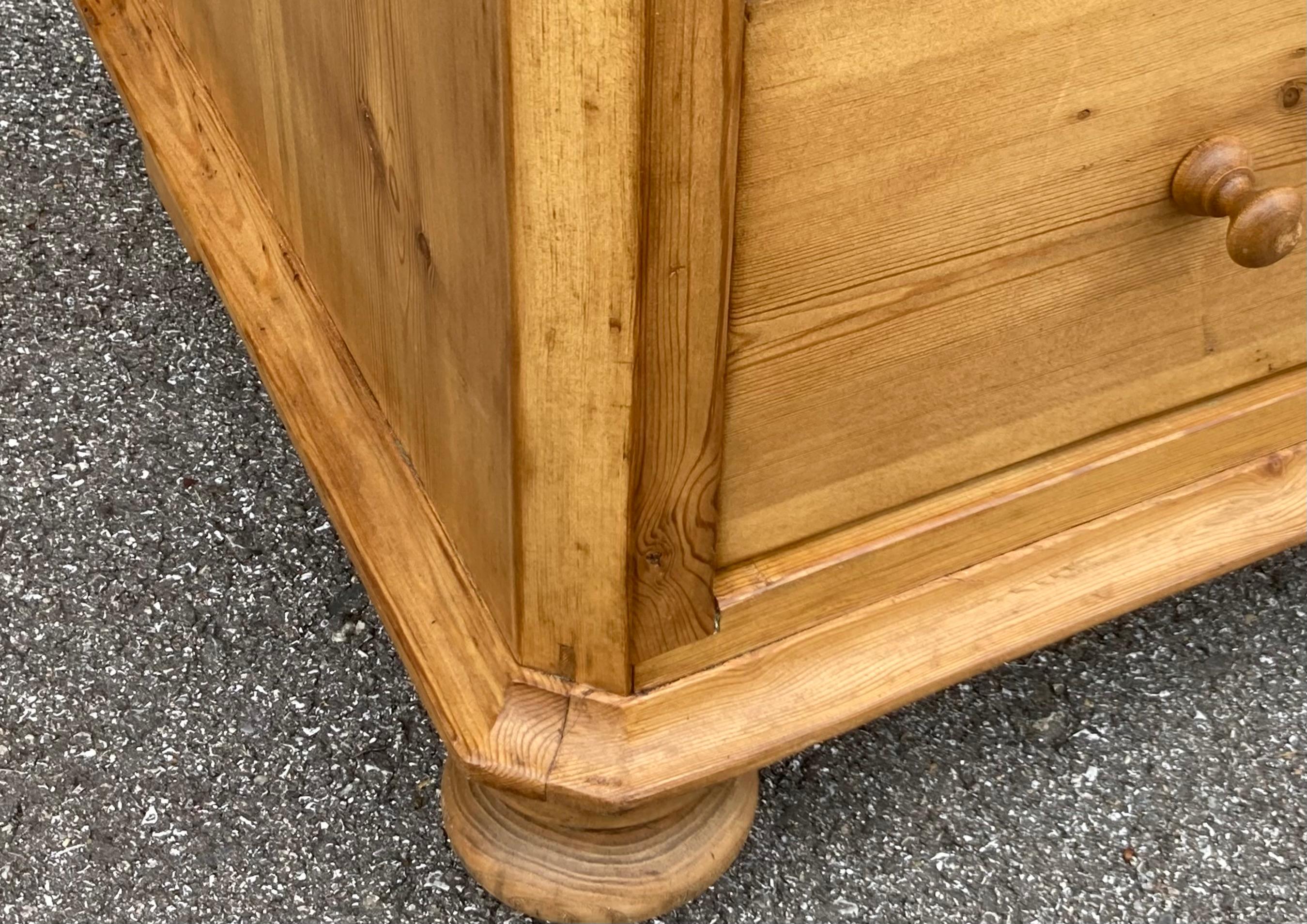 Cassettone in pino con quattro cassetti in vendita 1