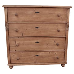 Cassettone in pino con quattro cassetti