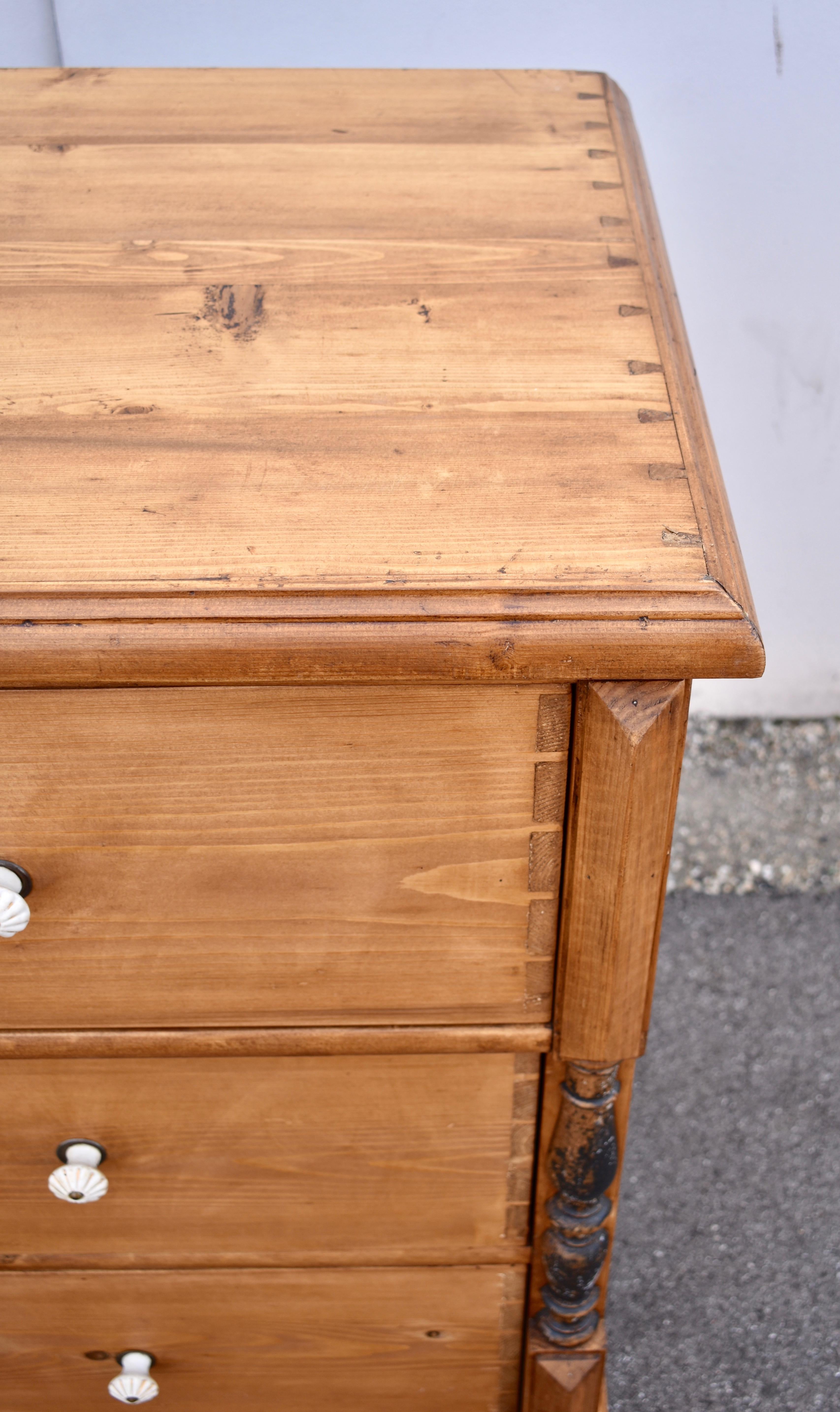Cassettone in pino con tre cassetti 2