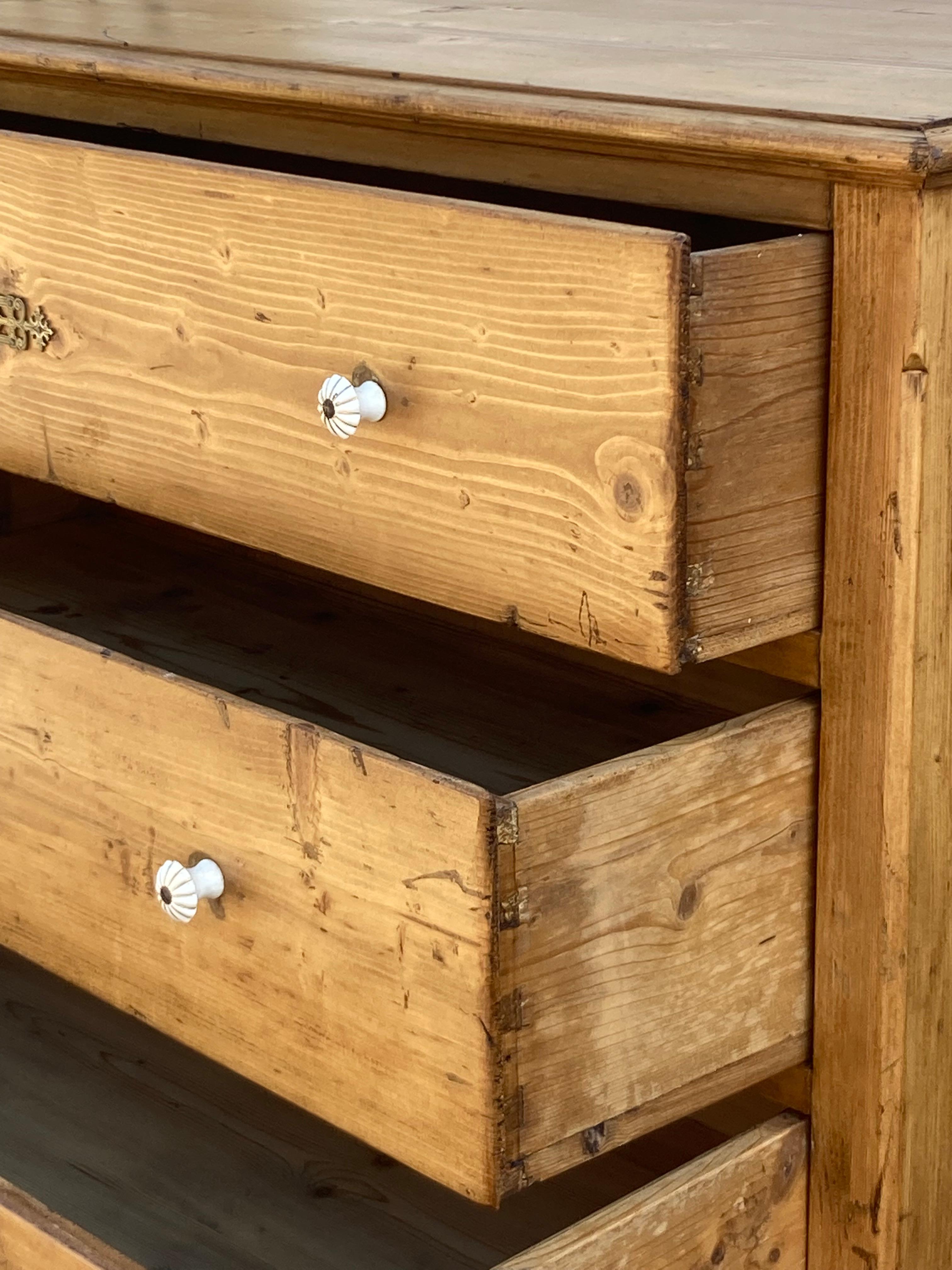 Cassettone in pino con tre cassetti in vendita 2