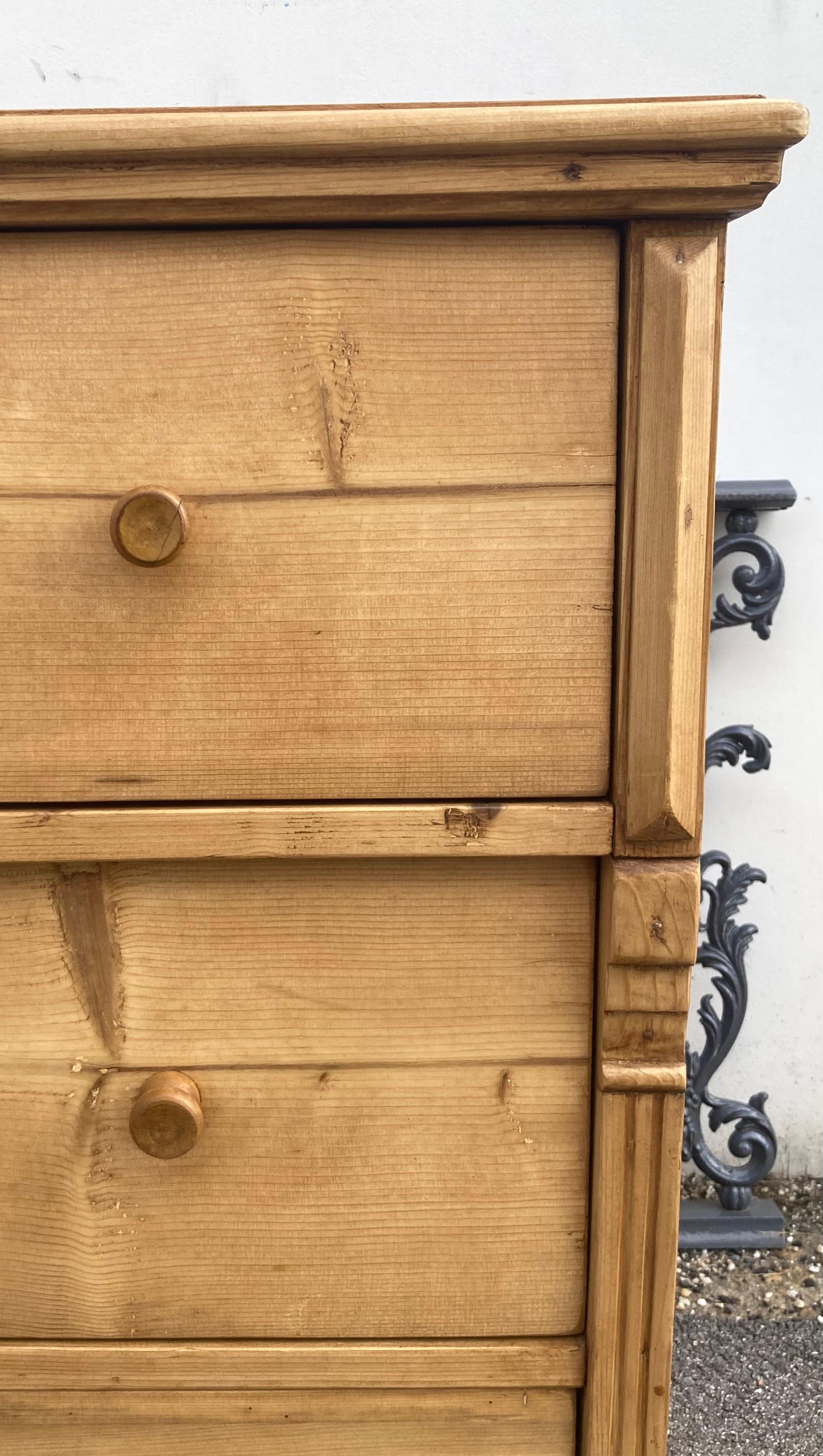 Cassettone in pino con tre cassetti in vendita 2