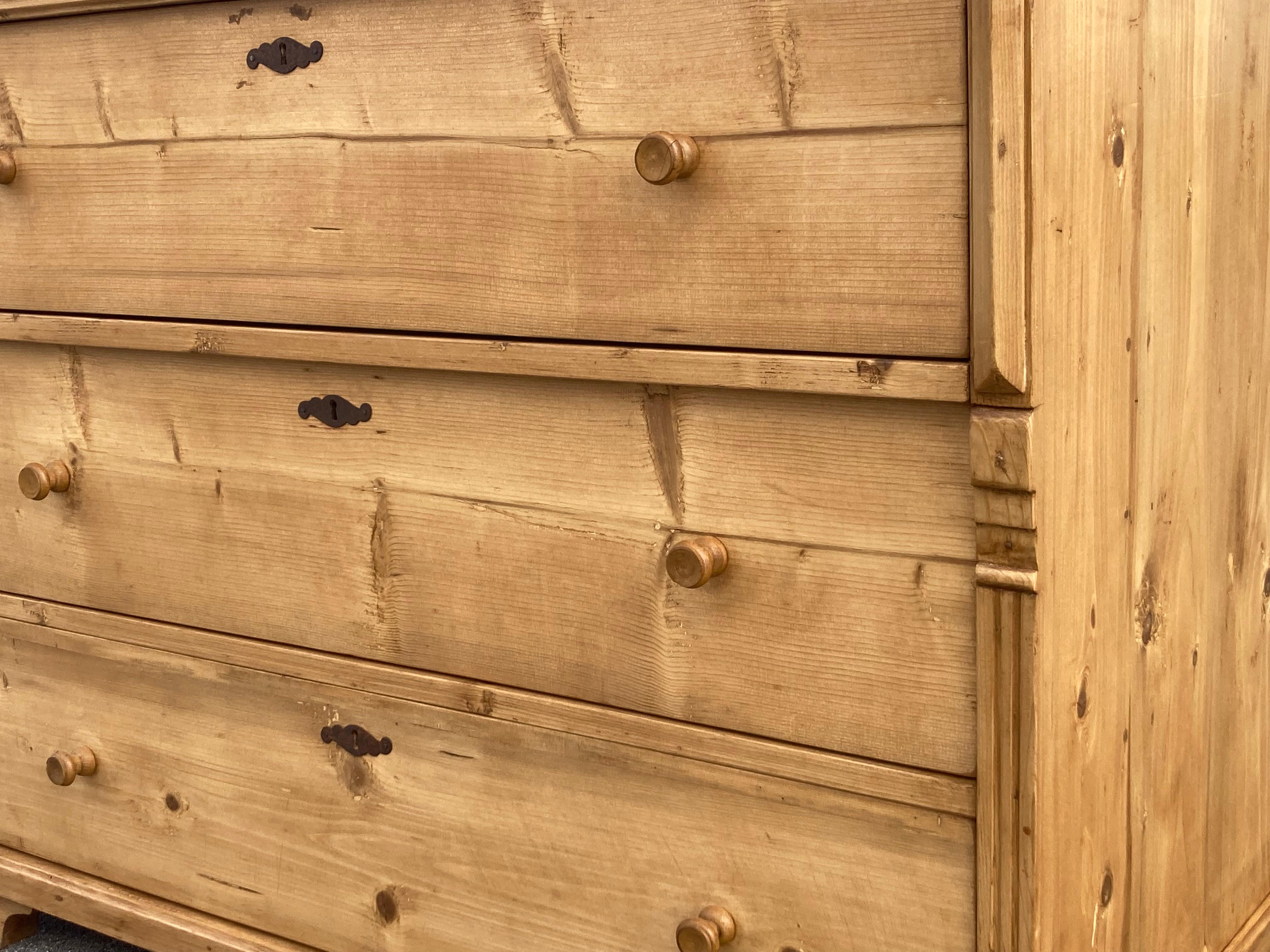 Cassettone in pino con tre cassetti in vendita 3