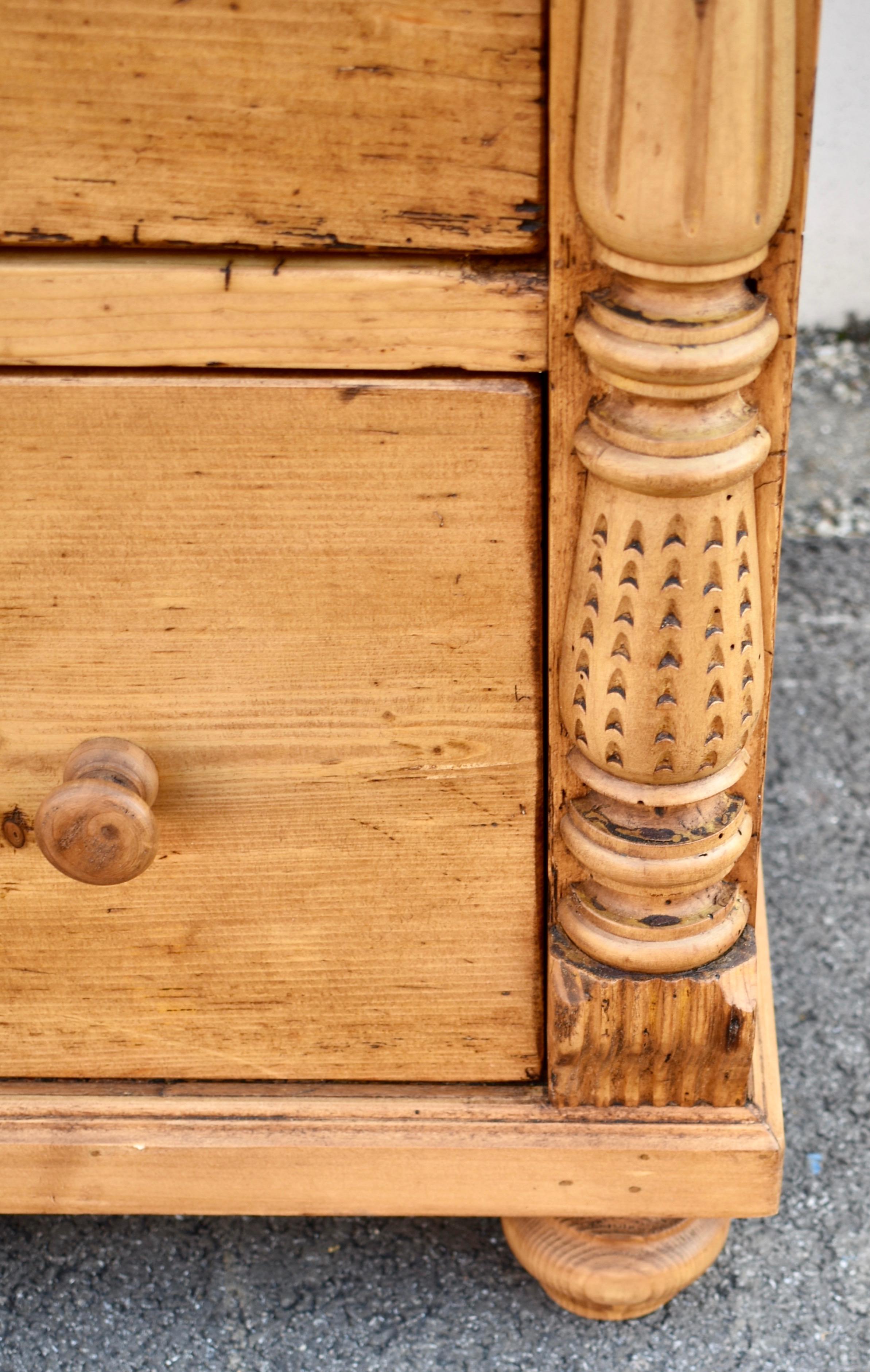 Cassettone in pino con tre cassetti in vendita 4