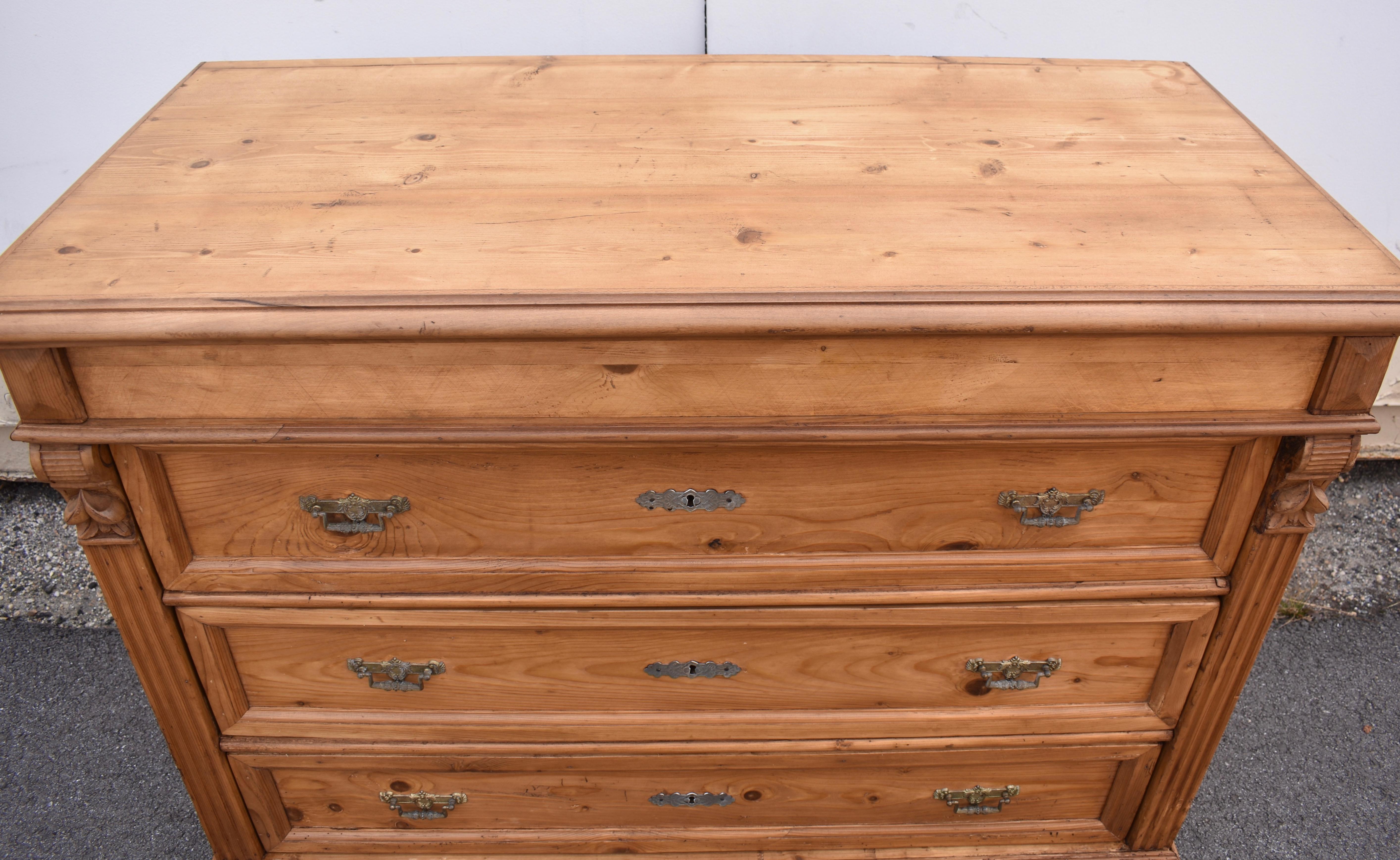 Cassettone in pino con tre cassetti 4