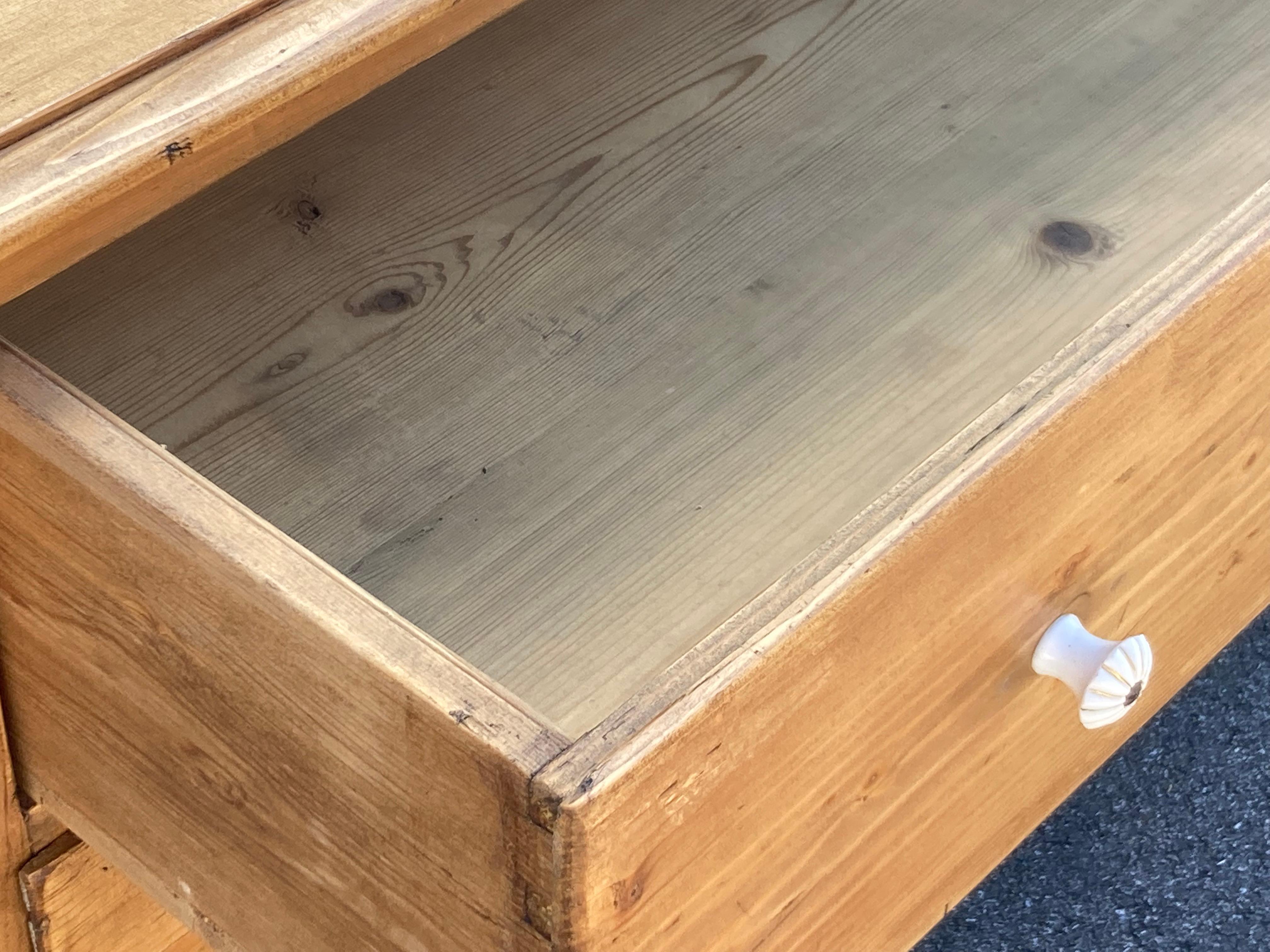 Cassettone in pino con tre cassetti in vendita 4