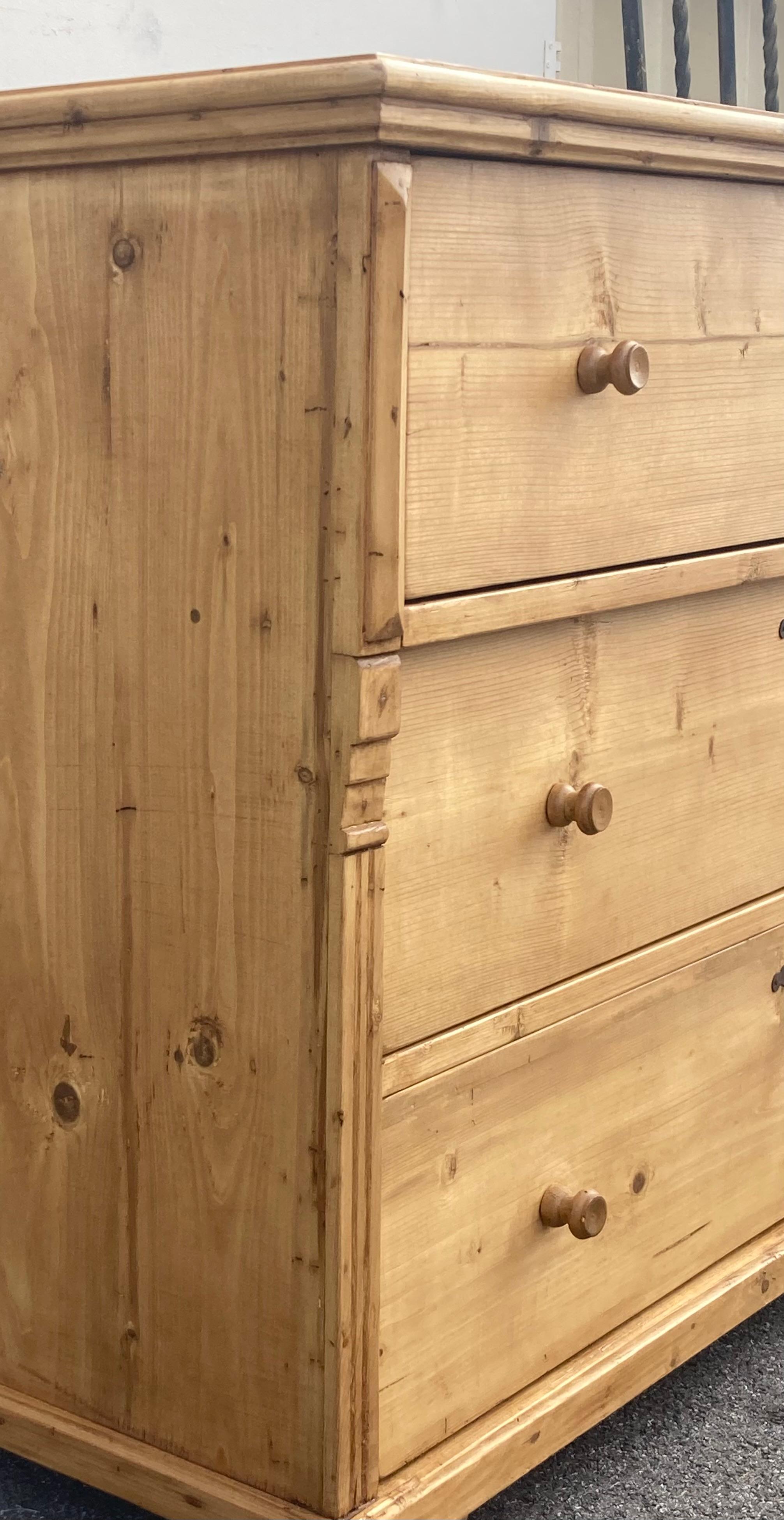 Cassettone in pino con tre cassetti in vendita 4