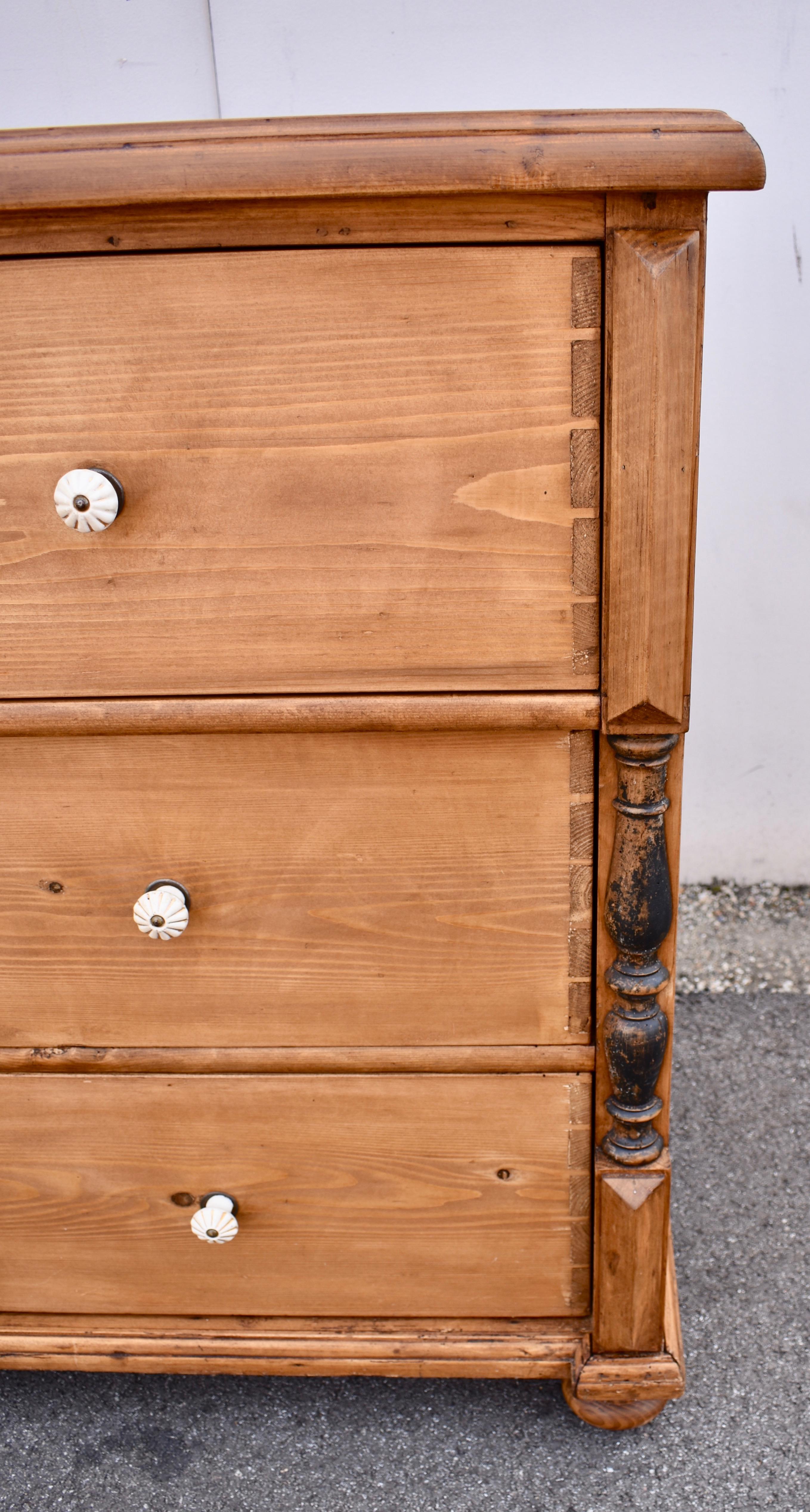 Cassettone in pino con tre cassetti 5