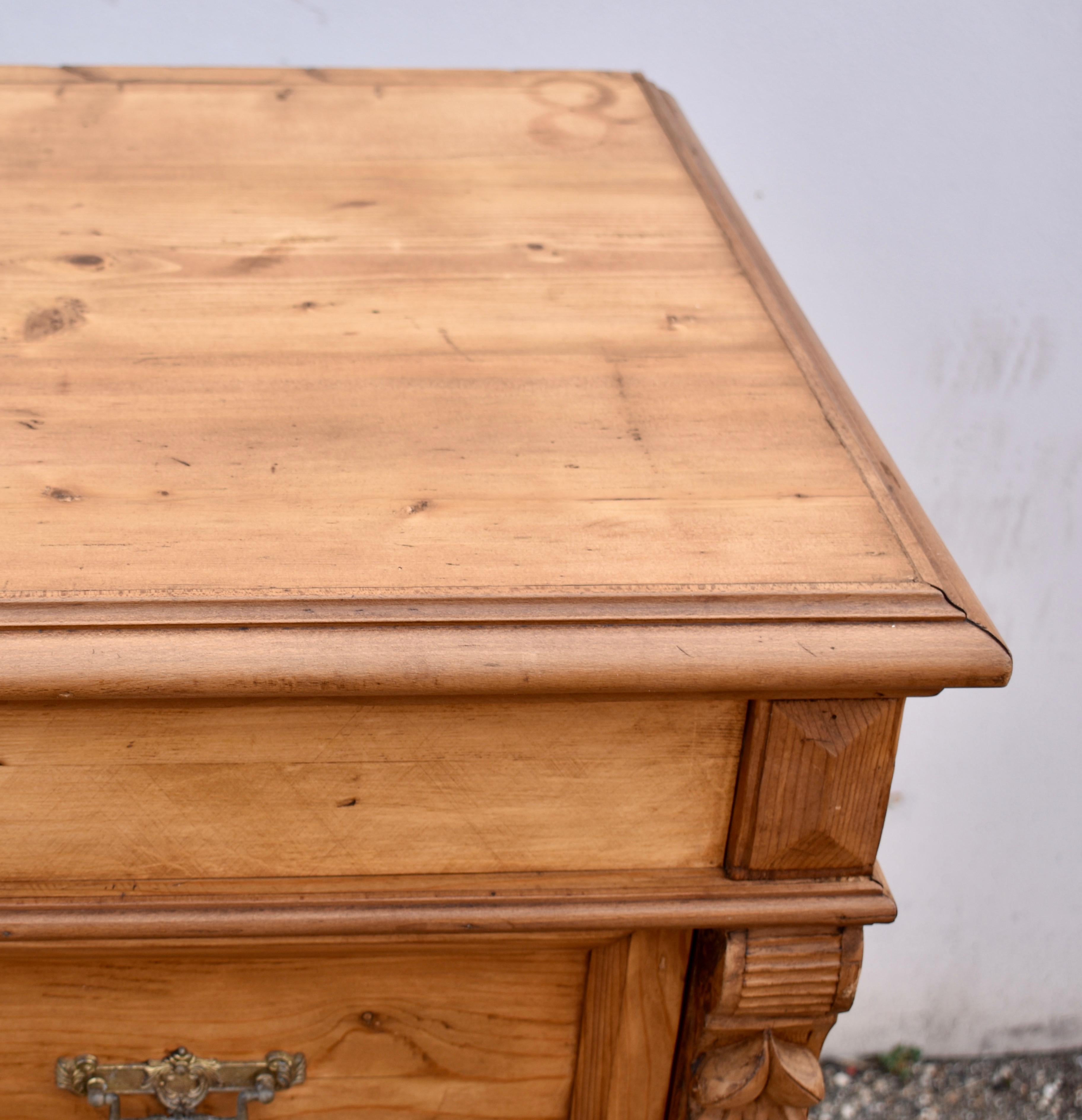 Cassettone in pino con tre cassetti 6
