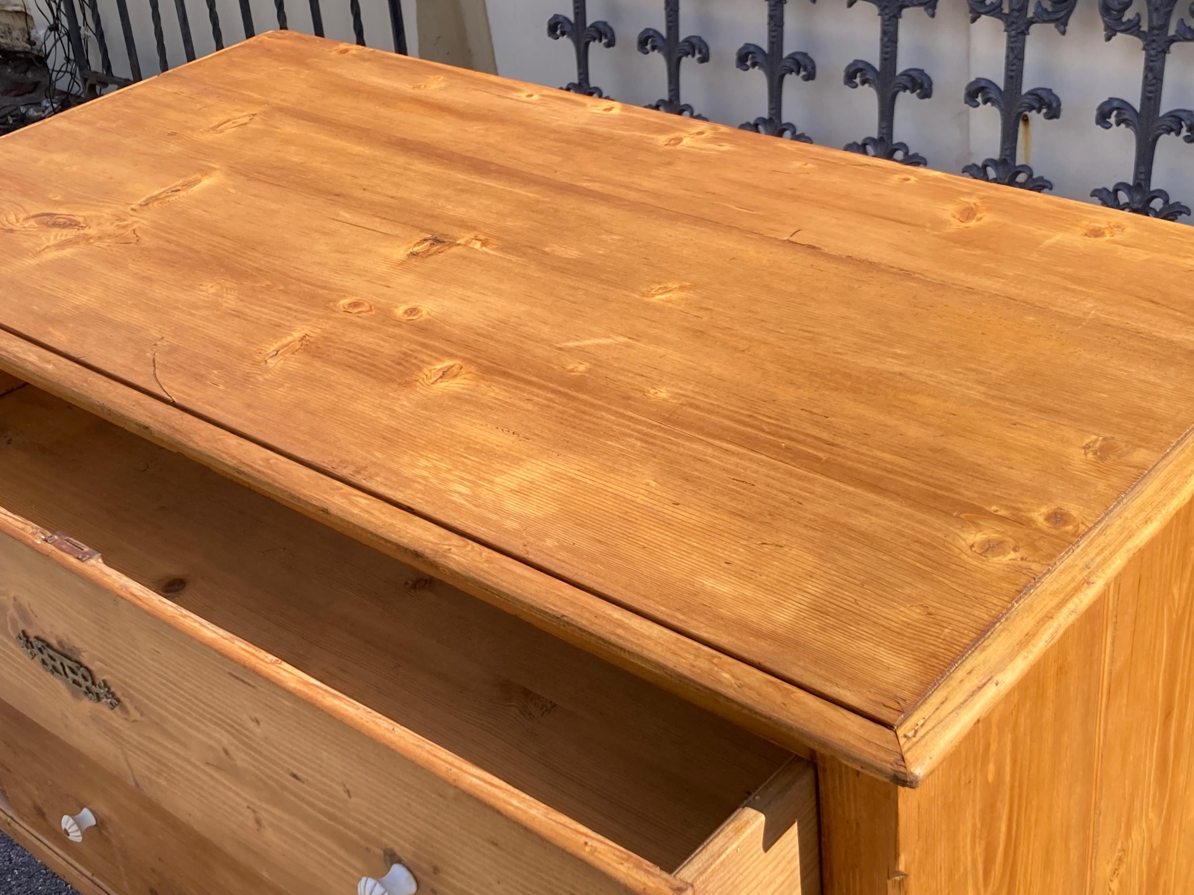 Cassettone in pino con tre cassetti in vendita 6