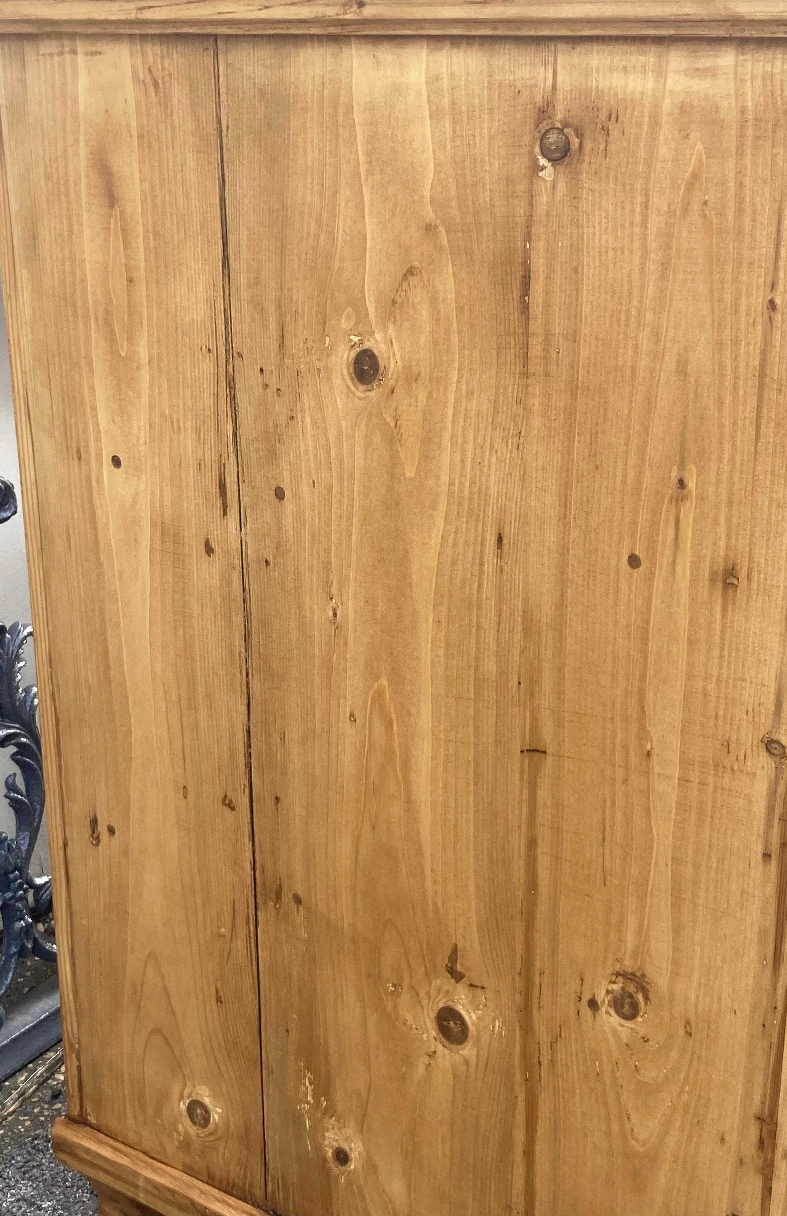 Cassettone in pino con tre cassetti in vendita 6