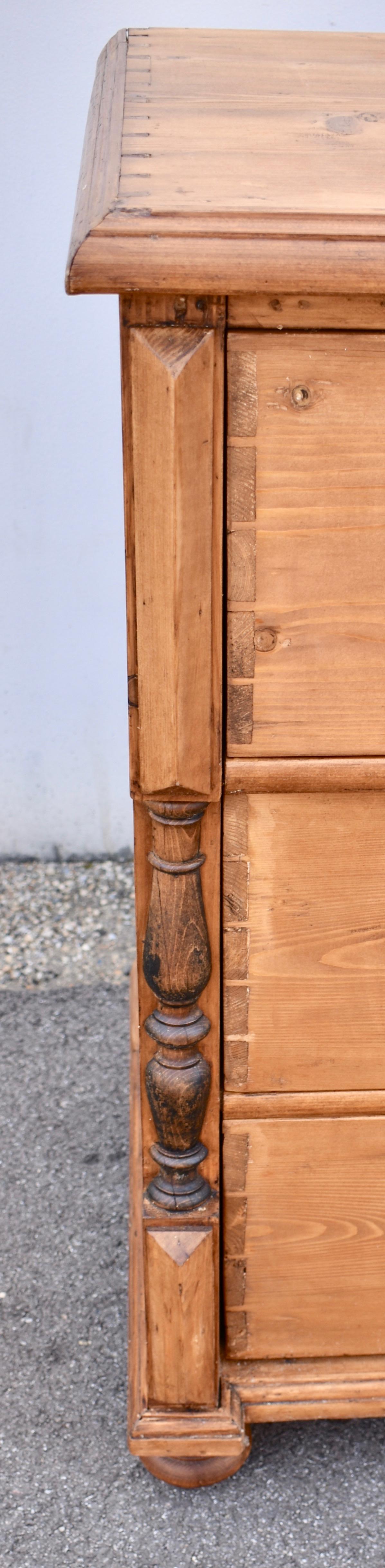 Cassettone in pino con tre cassetti 7