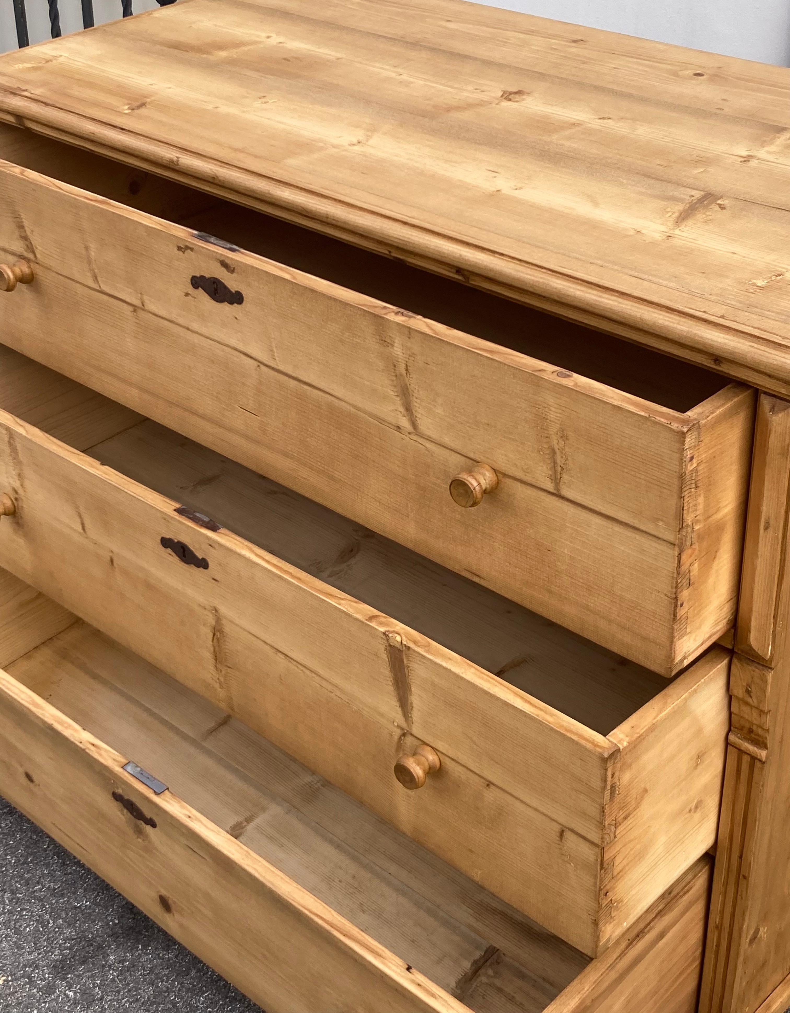Cassettone in pino con tre cassetti in vendita 7