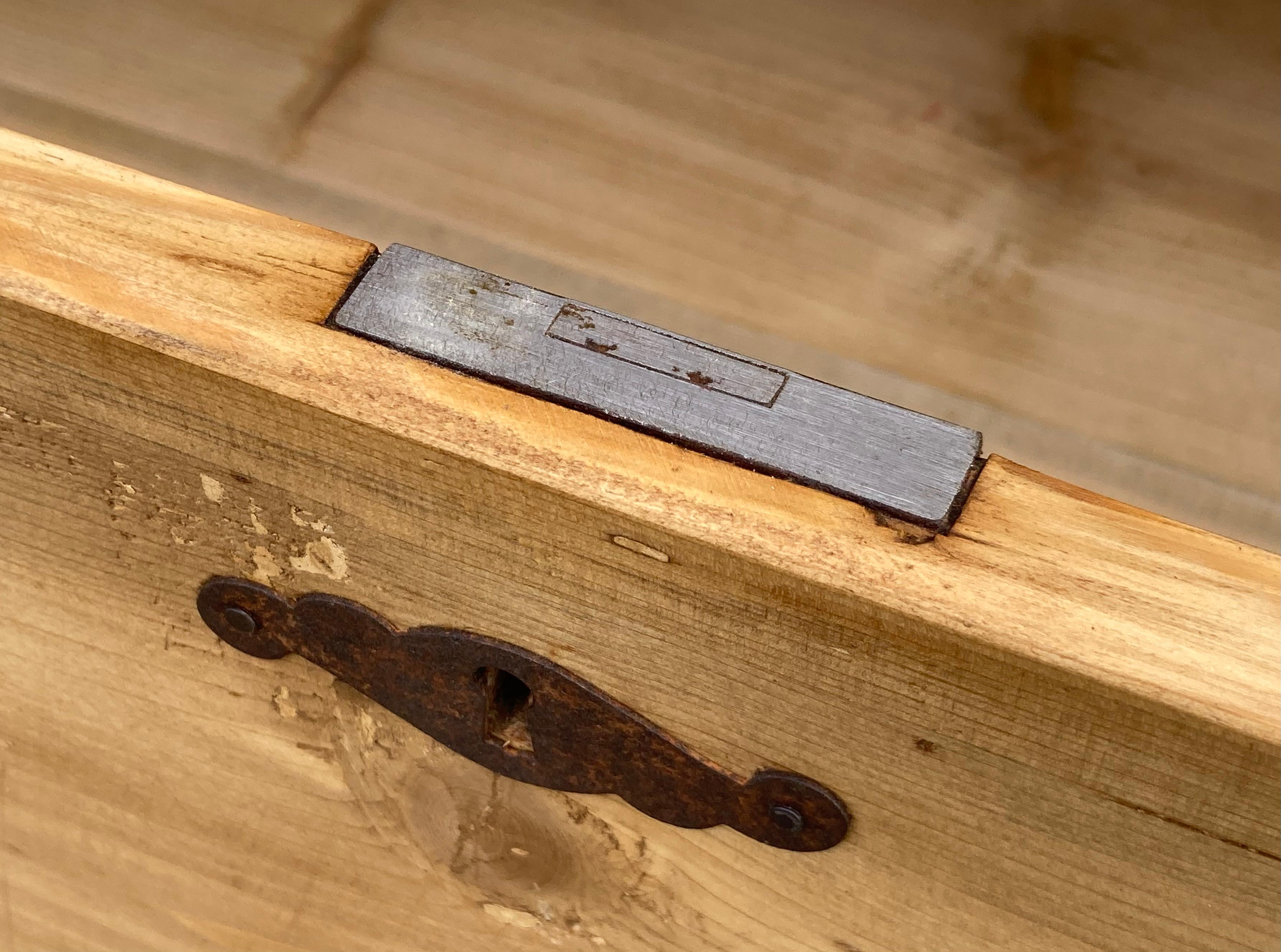 Cassettone in pino con tre cassetti in vendita 8