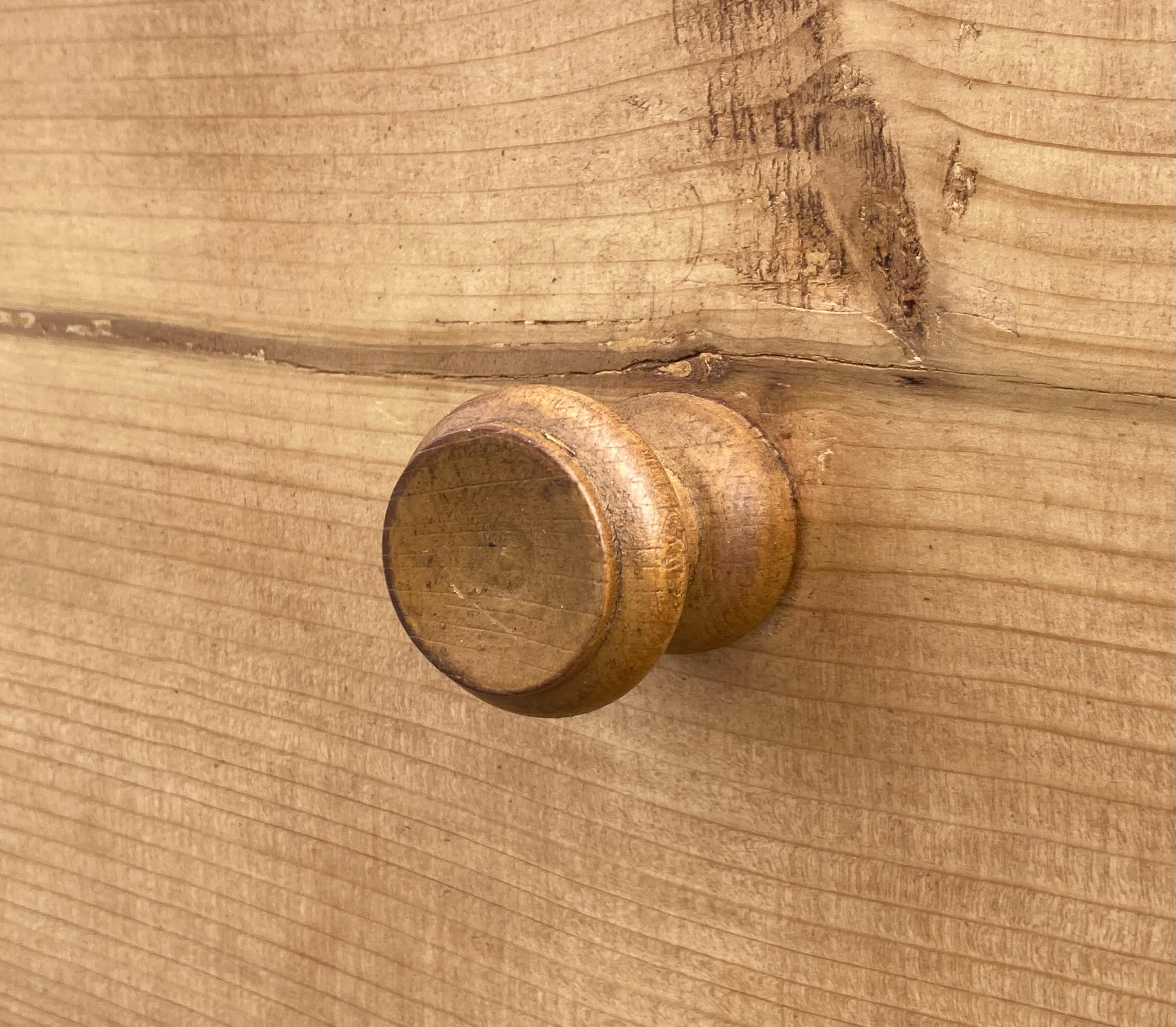 Cassettone in pino con tre cassetti in vendita 9