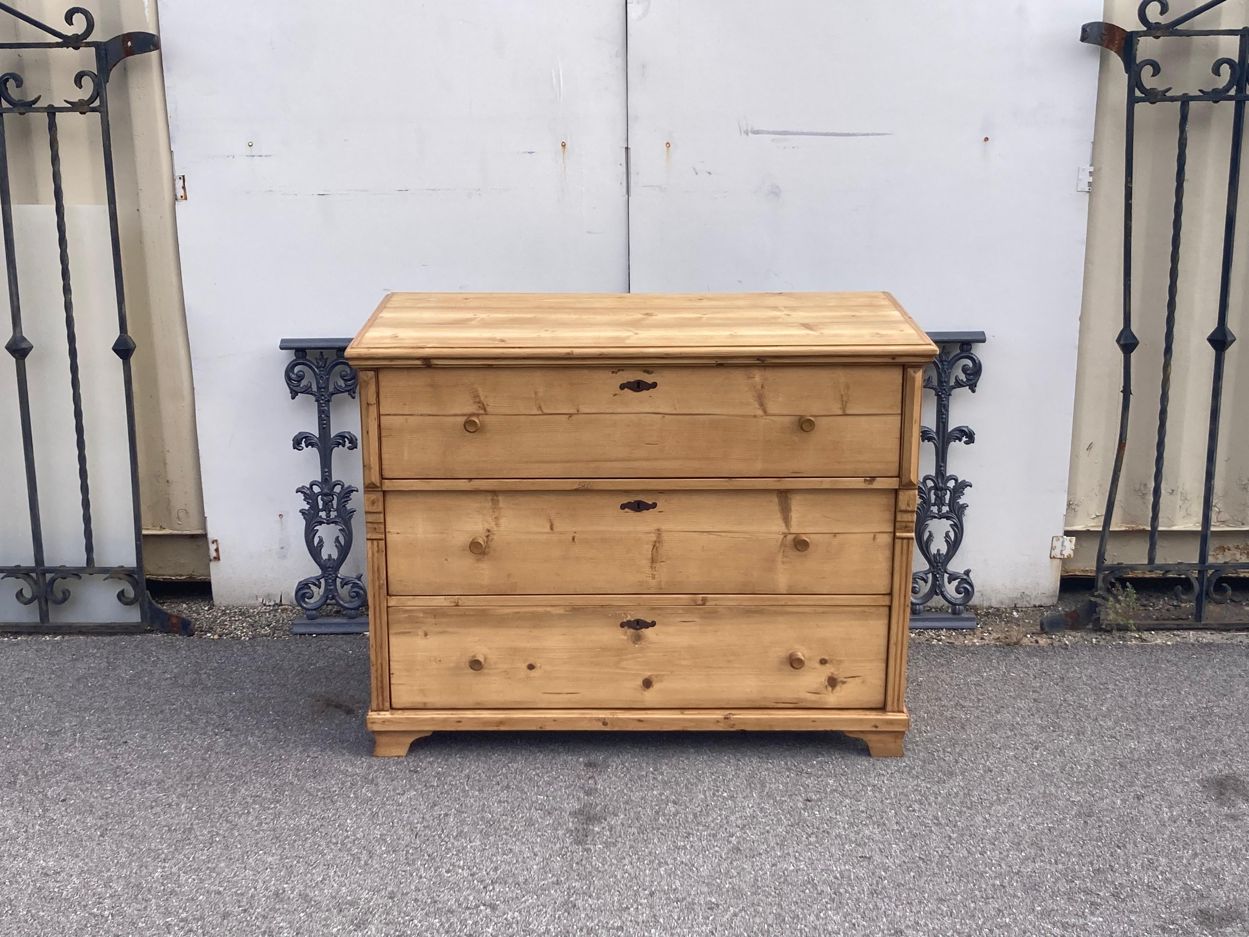  Una modanatura a corona bullnose ogee è applicata al bordo superiore di questa bella cassapanca, per formare un gradino molto attraente.  Tre profondi cassetti tagliati a mano a coda di rondine, di cui quello superiore è leggermente più profondo e