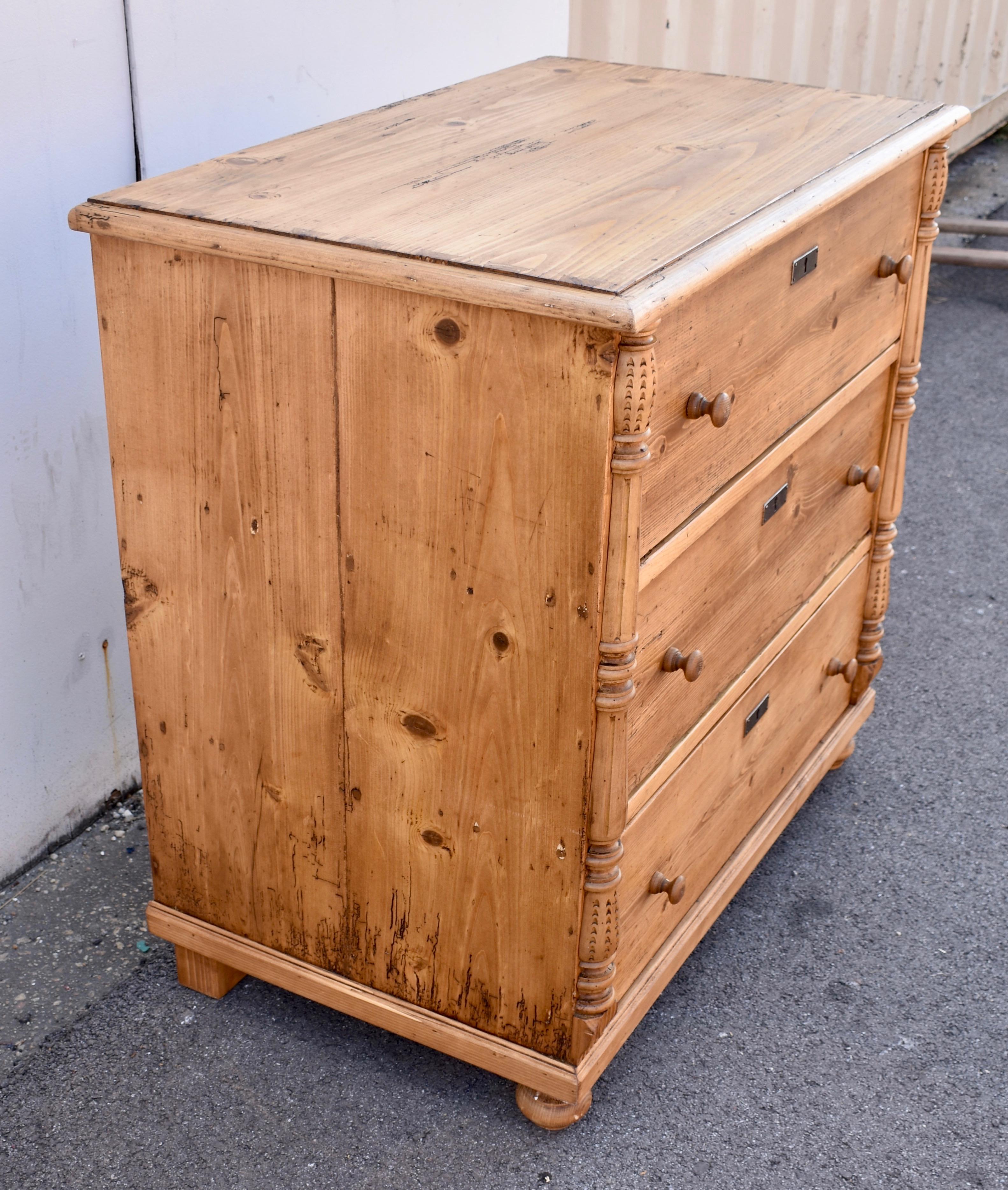 Country Cassettone in pino con tre cassetti in vendita