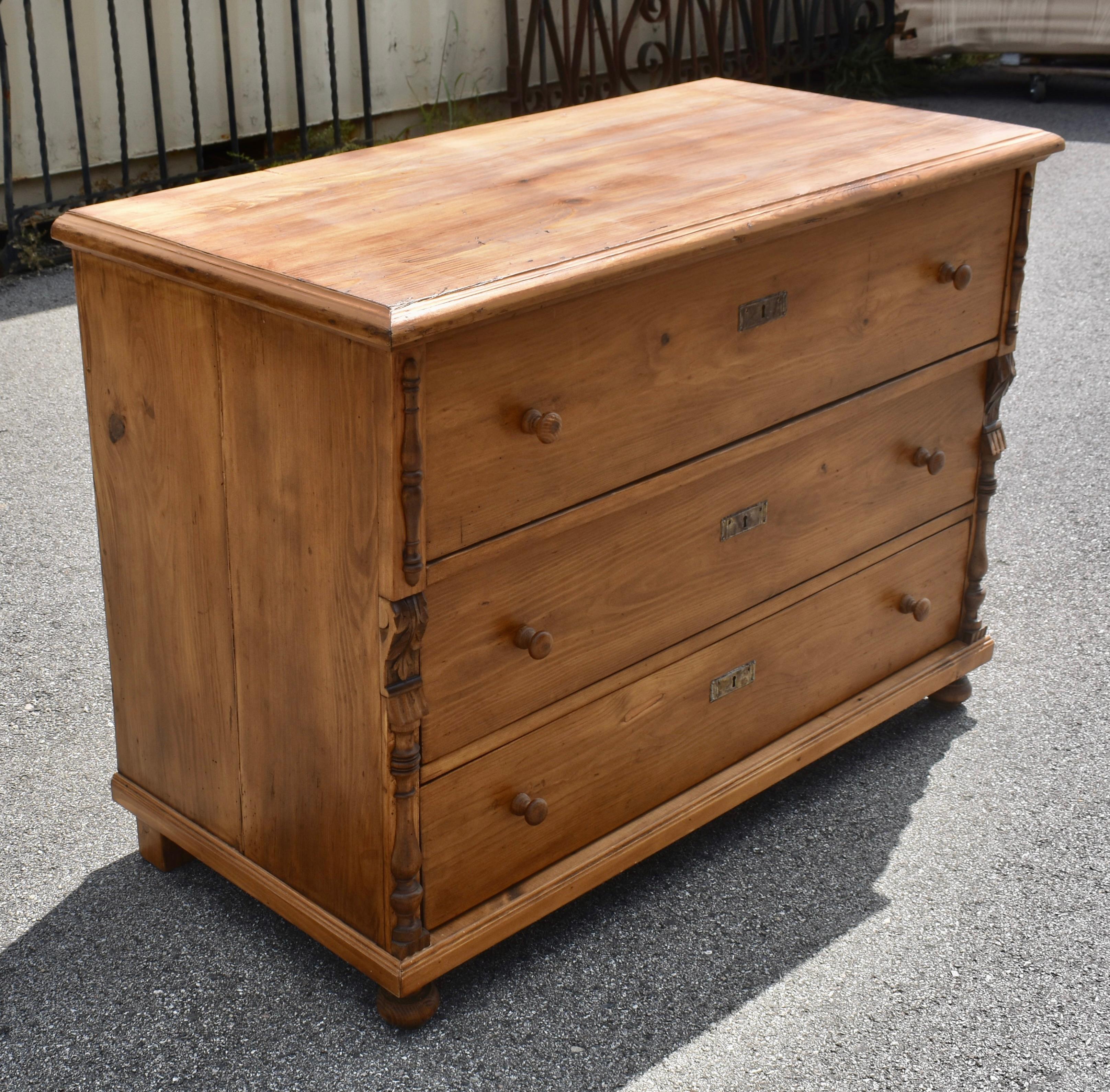 Country Cassettone in pino con tre cassetti in vendita