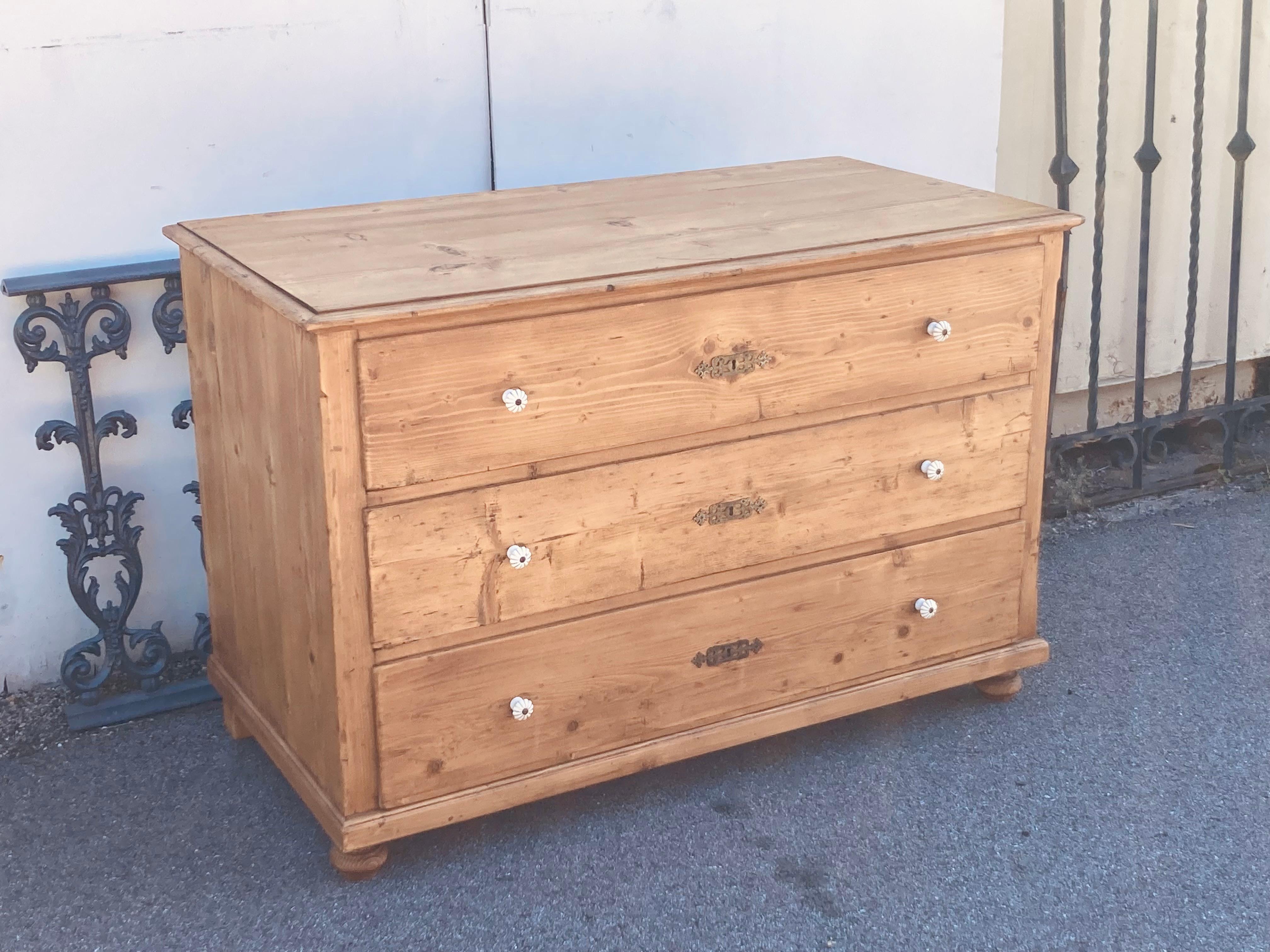 Country Cassettone in pino con tre cassetti in vendita