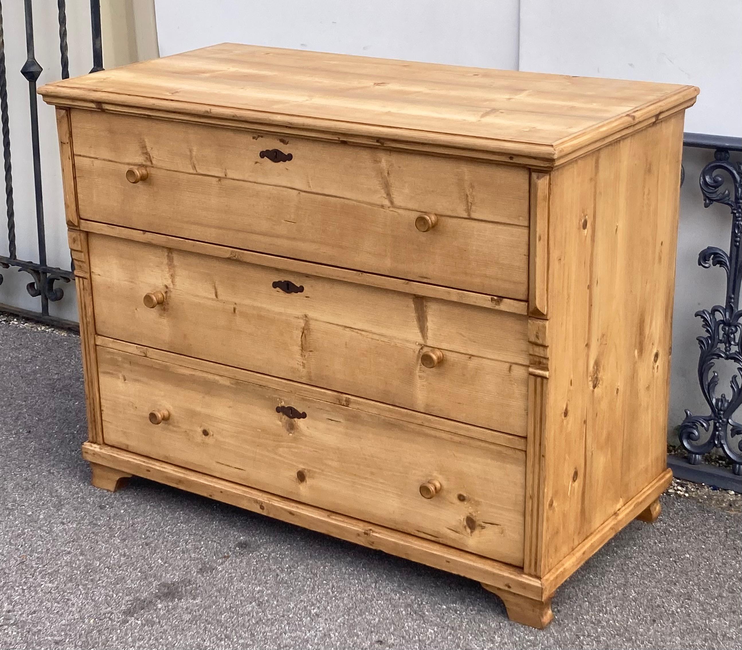 Country Cassettone in pino con tre cassetti in vendita