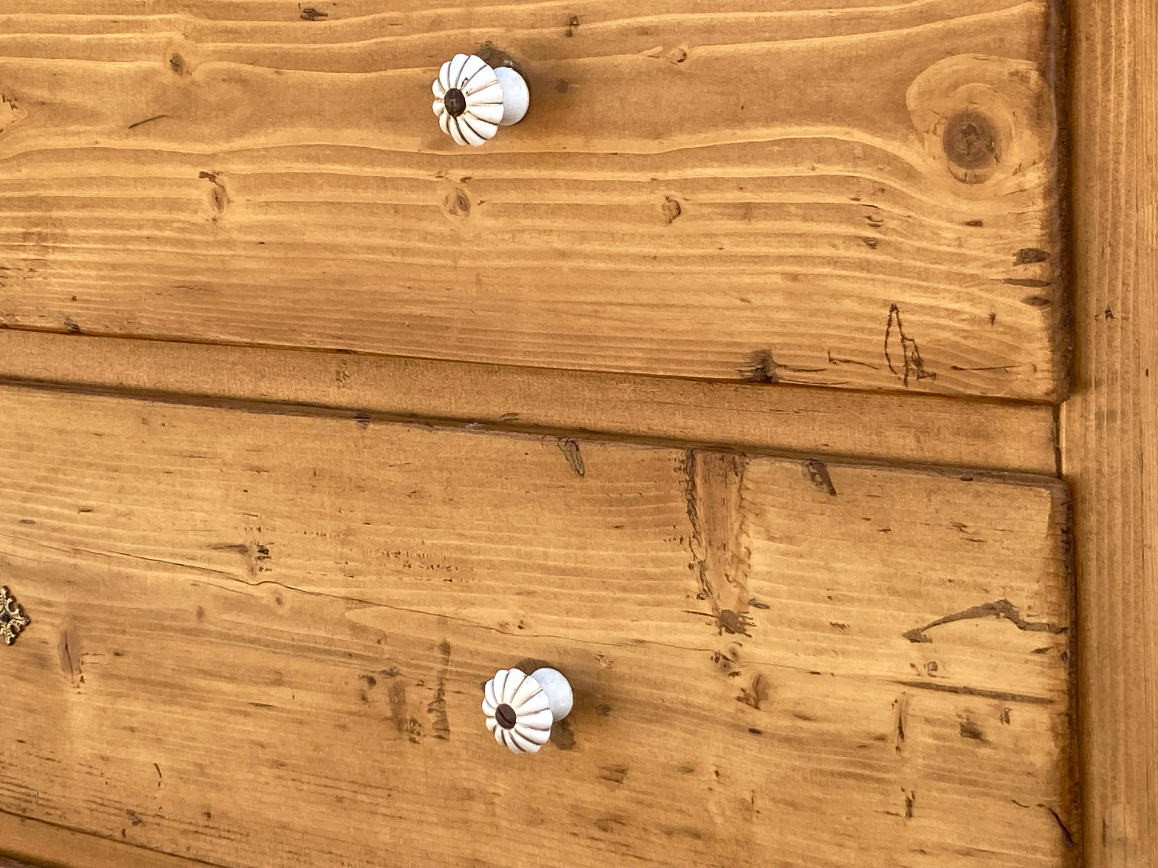 Lucidato Cassettone in pino con tre cassetti in vendita