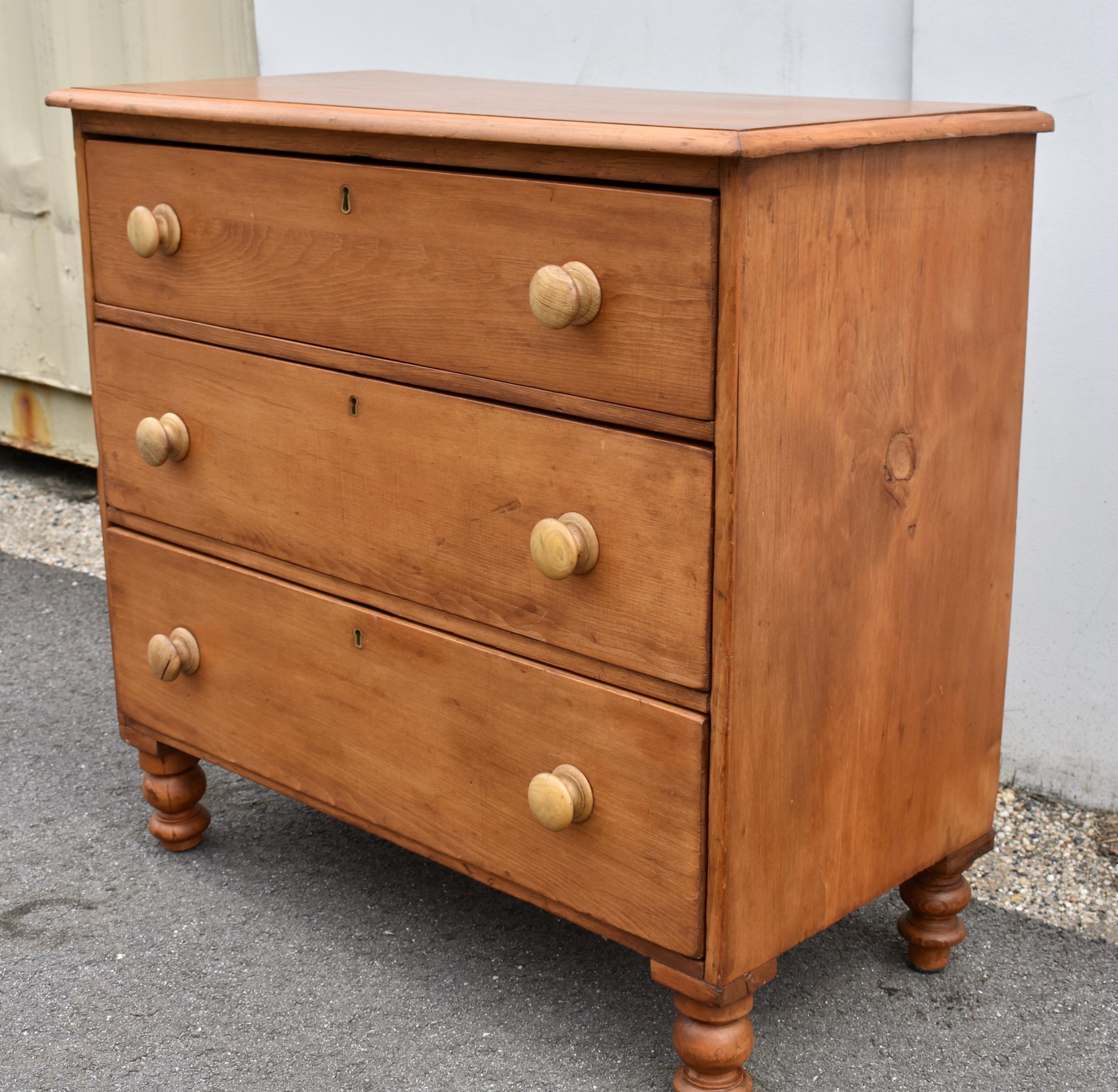 Pine Chest of Three Drawers In Good Condition For Sale In Baltimore, MD