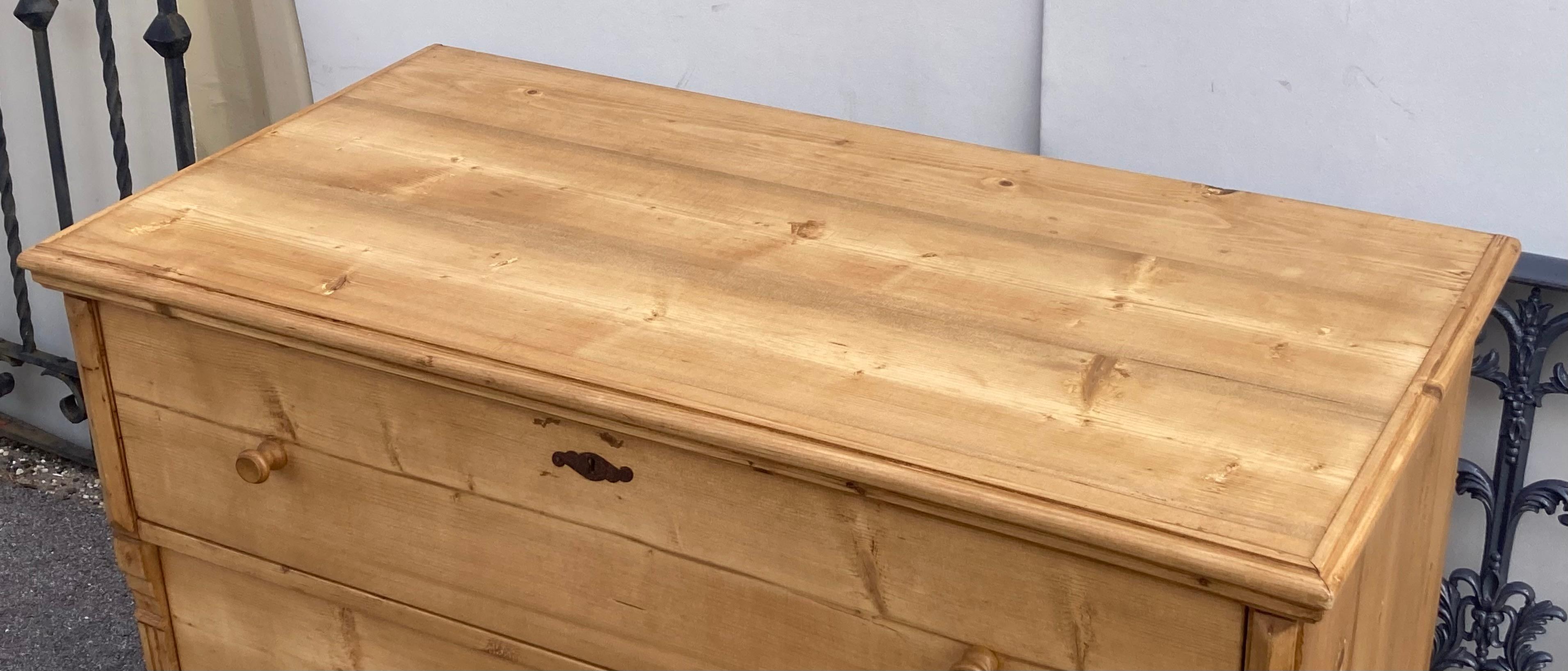 Cassettone in pino con tre cassetti In condizioni buone in vendita a Baltimore, MD